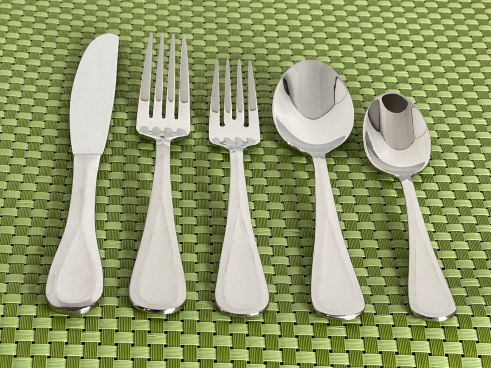 Mikasa SATIN BRAVO Stainless 18/10 Center Ridge NEW Flatware SMART CHOICE E27N