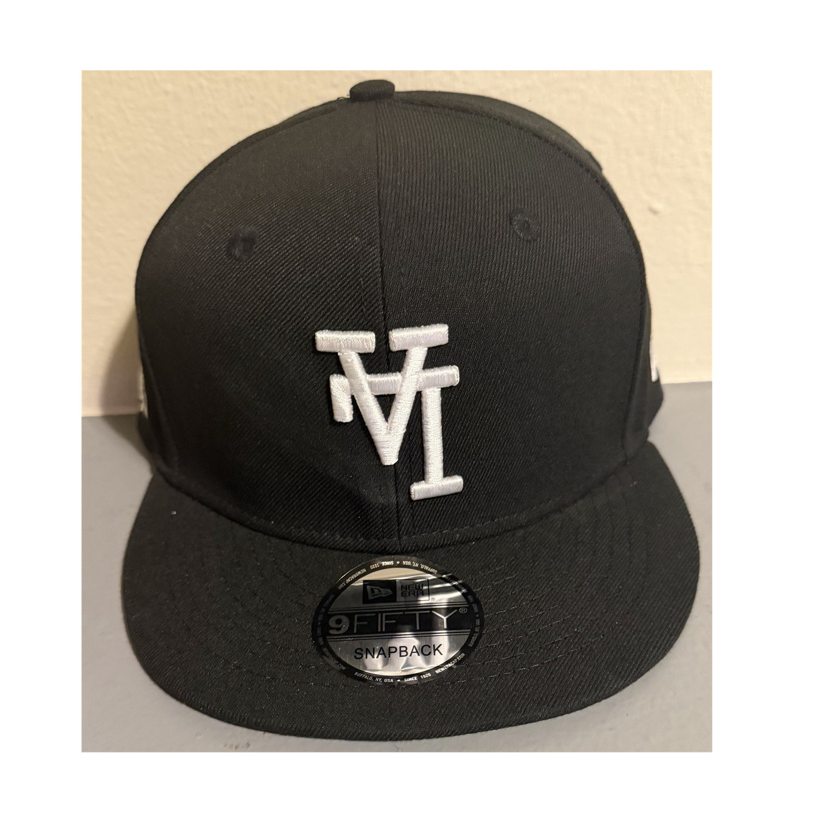 New Era 9FIFTY Snapback Hat Black White Upside Down Logo Baseball Cap