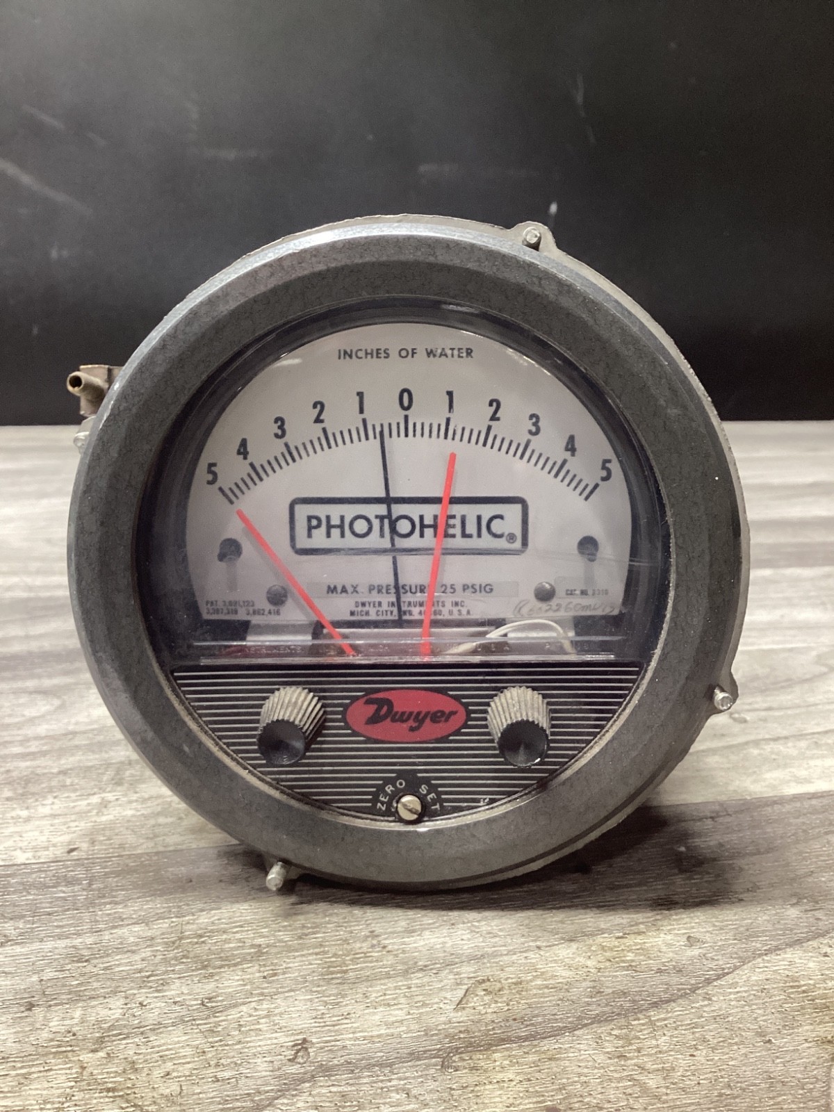 Dwyer 3310  Photohelic Pressure Switch/Gauge -5" -5" Water 25psig #121C108PR4*SI