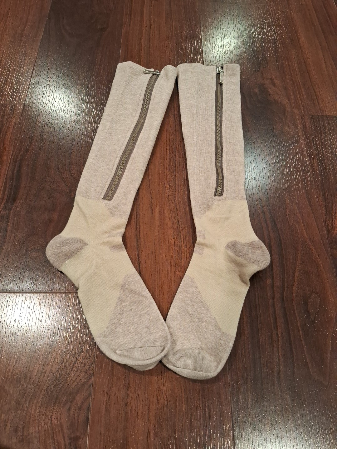 NEW (Open Pkg) Closed Toe Compression Socks Hammacher Schlemmer Easy On Medium