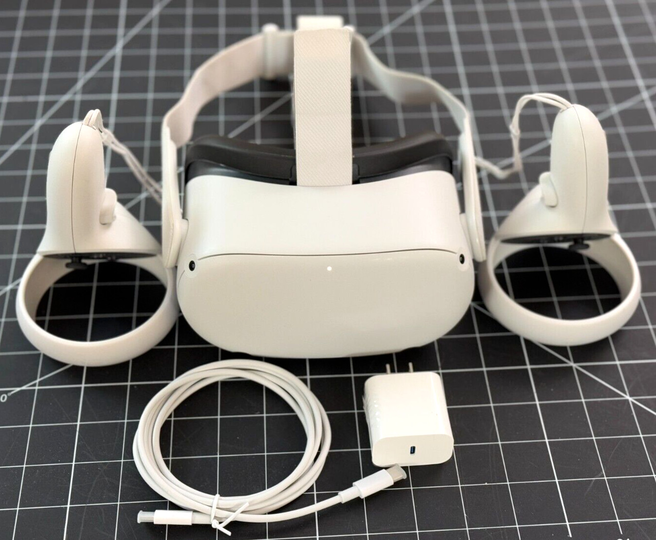 Meta Quest 2 VR Headset 64GB - Excellent Condition w/ 2 Controllers Mint / Clean