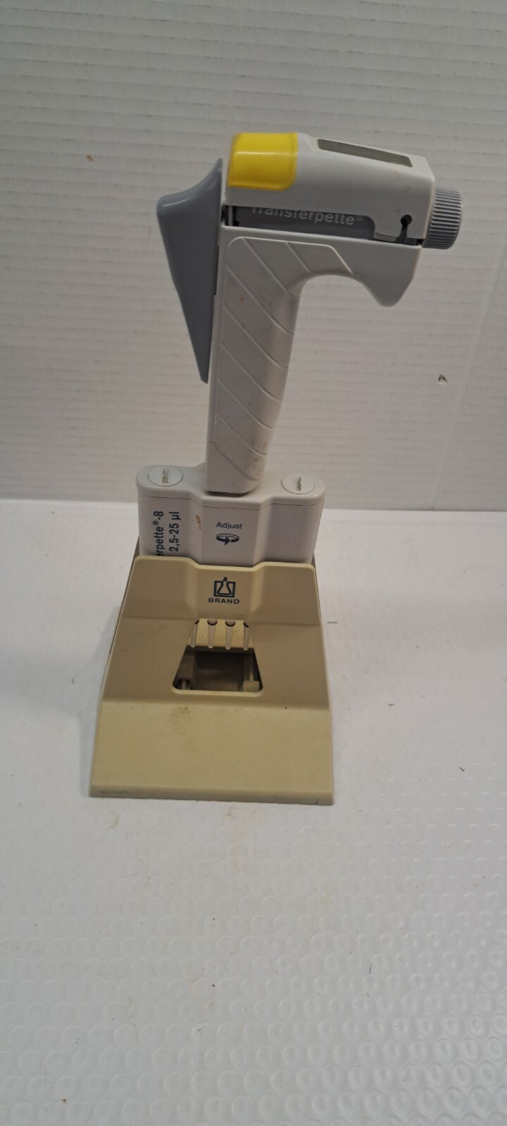 BrandTech Transferpette 8 Channel Manual Pipette, 2,5 - 25 uL with stand