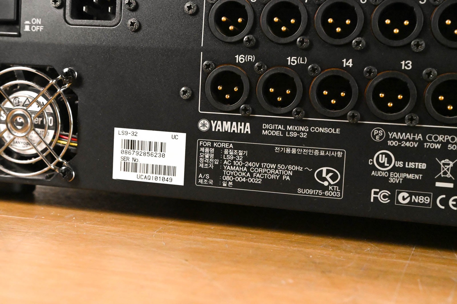 Yamaha LS9-32 32-Input Digital Mixing Console CG01Y2B