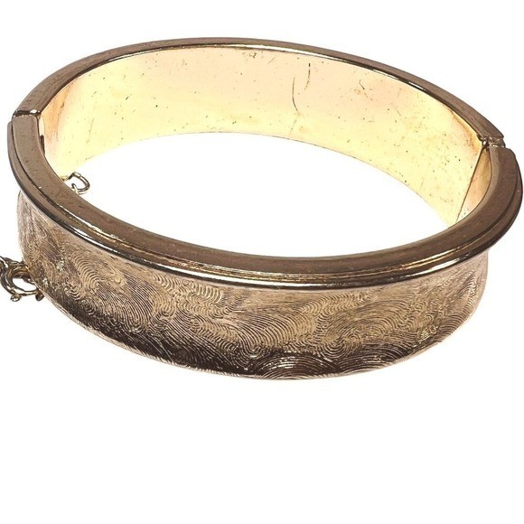 Vtg Sarah Coventry Bangle Bracelet Hinged 7.5" Safety Chain Brushed Gold Tone