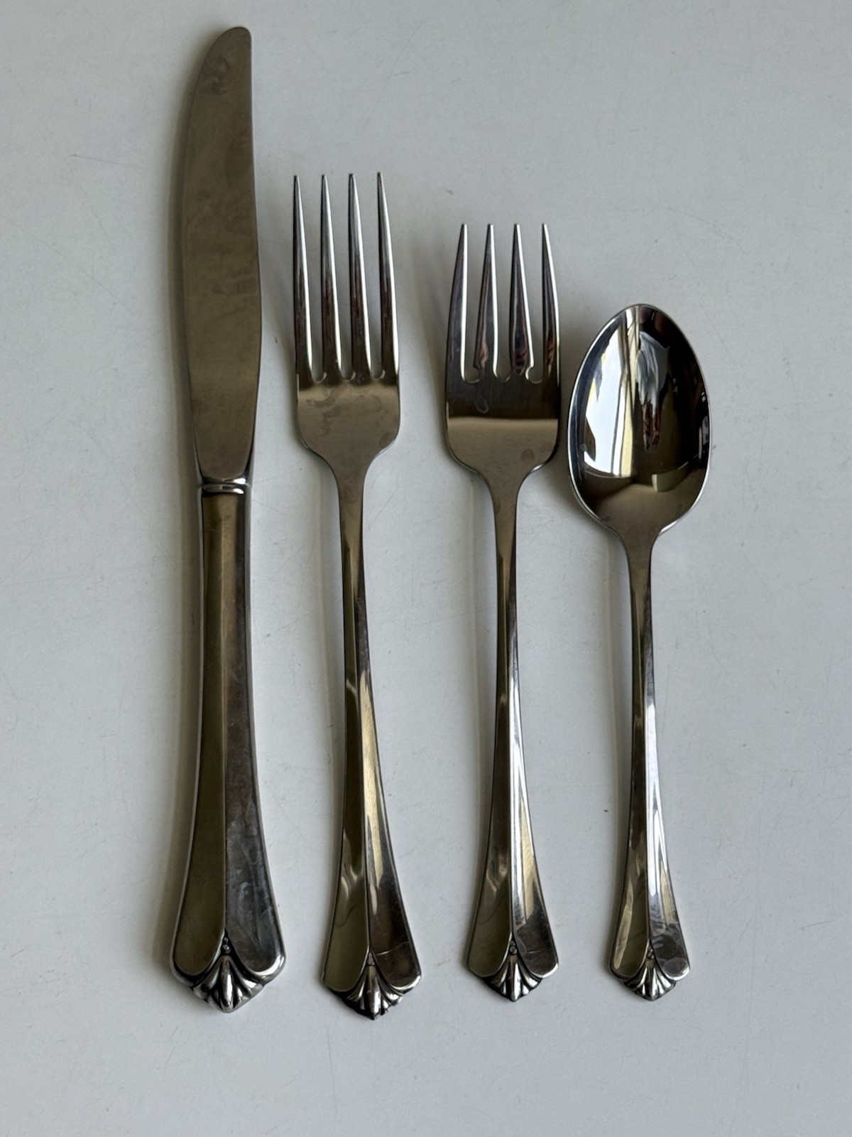 Oneida Distinction Deluxe Westgate Royal Crest Stainless Fork Knife Spoon Set 4