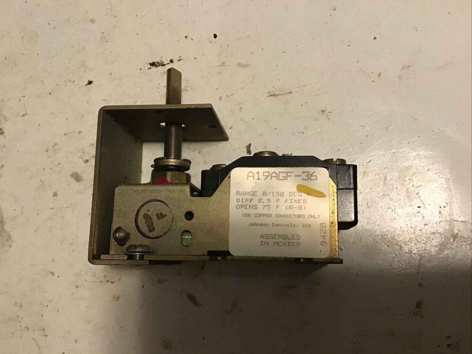PENN CONTROLS A19AGF-36 0-150 F TEMPERATURE DIAL TYPE 9420. 141-44