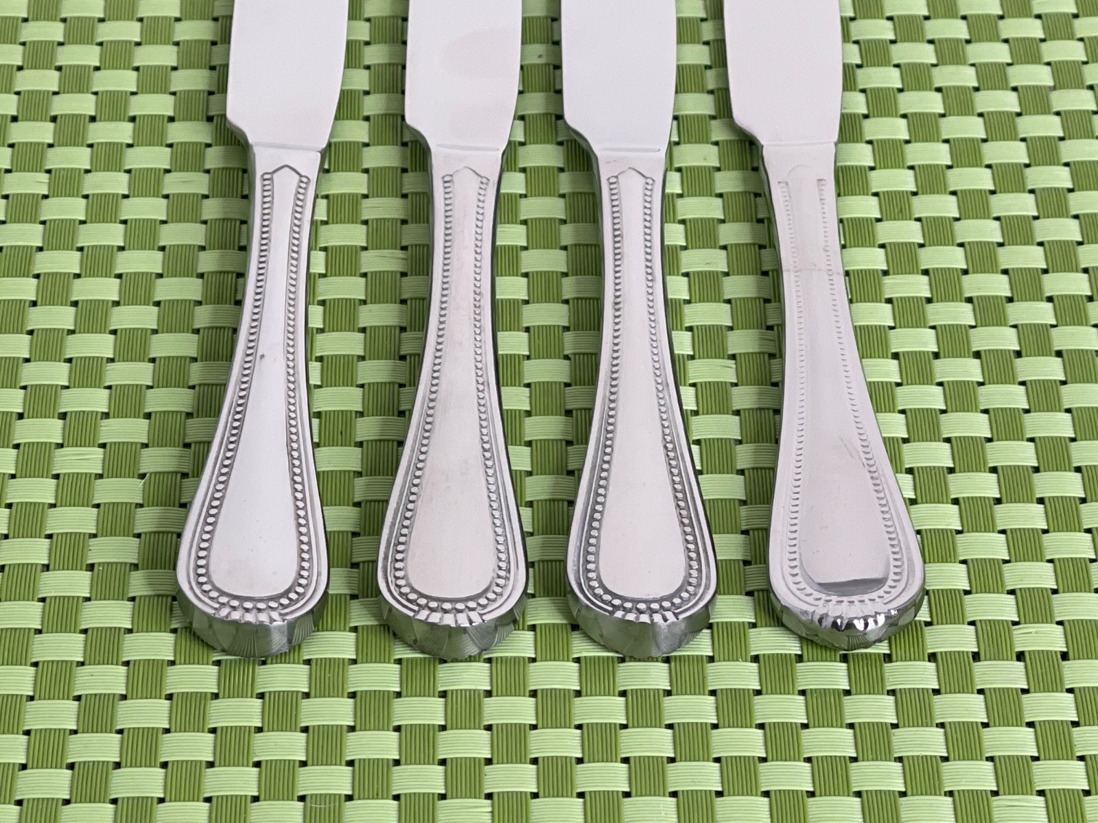 Oneida COUNTESS Stainless 4 Dinner Knives Beaded Glossy Flatware - 9 1/2"