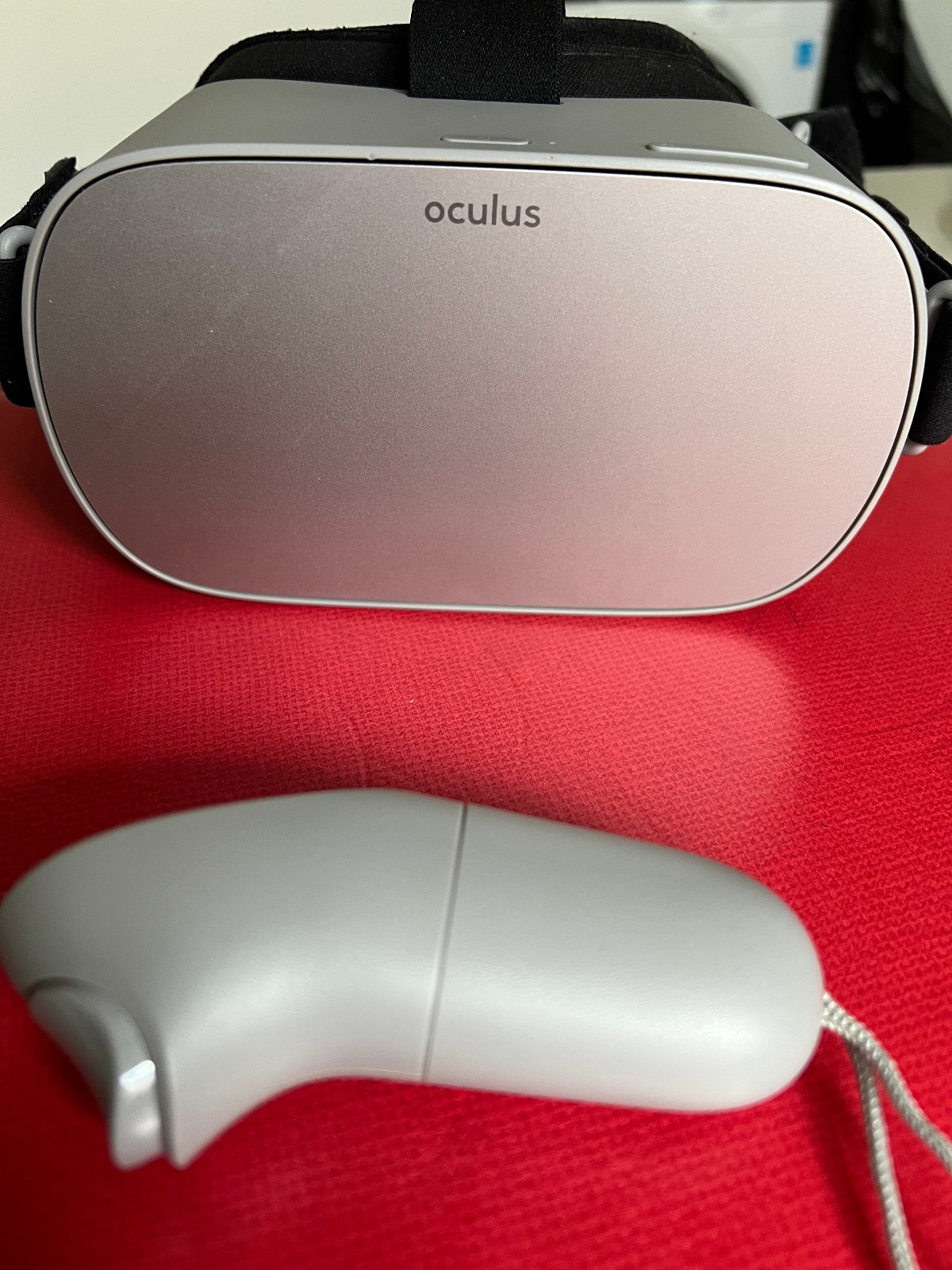Oculus Go with controller - spare strap and foam mask lining - working - reset