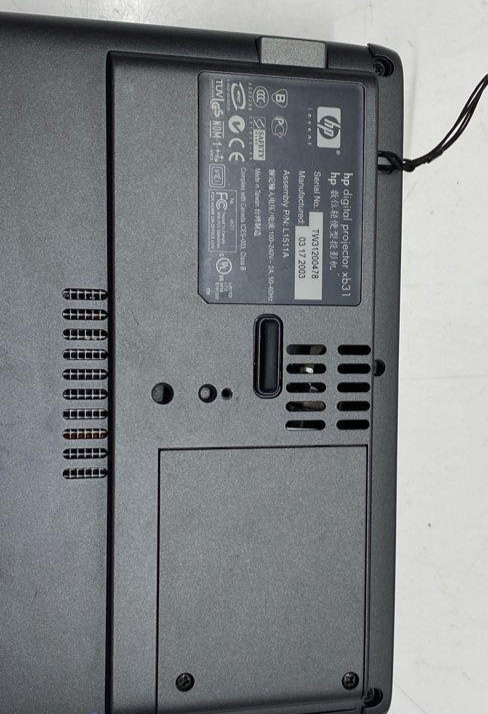 HP XB31 Digital Projector with Remote/Carrying Case/Cords & Cables