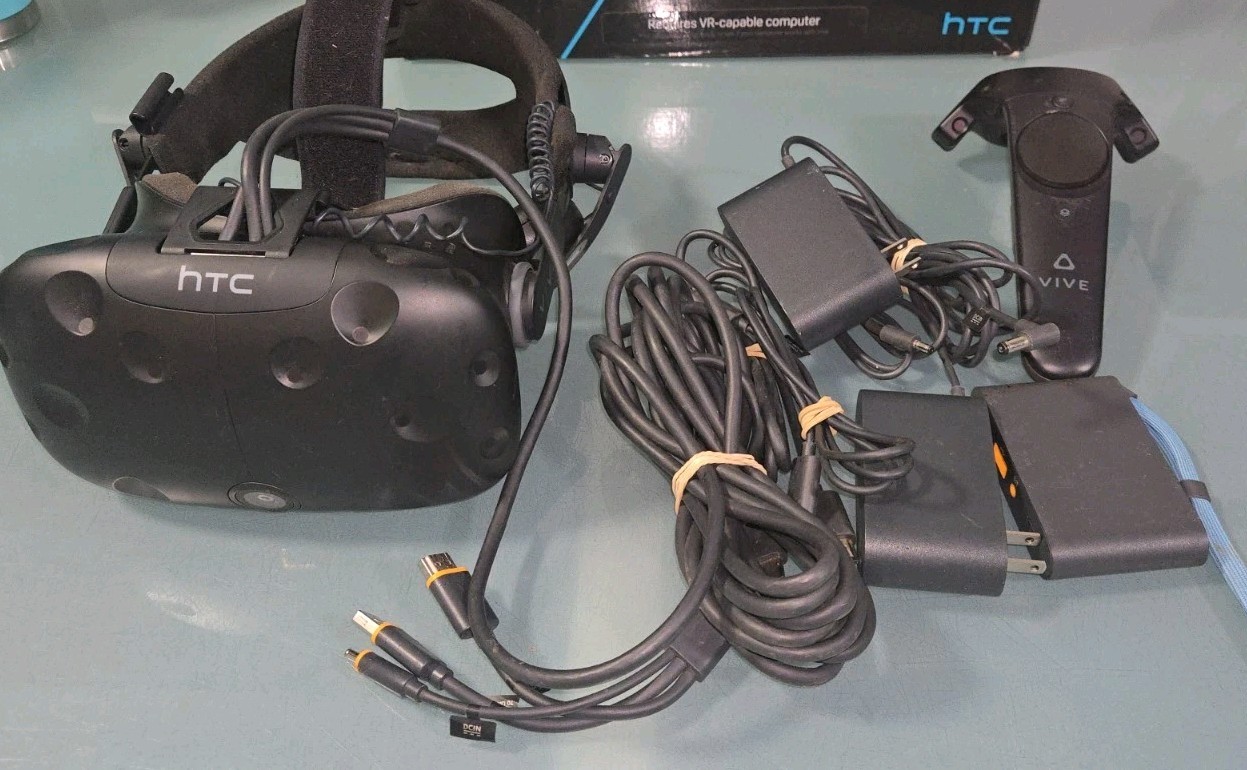 HTC Vive VR Headset w/ Link Box And Cables & Original Box Tested & Working