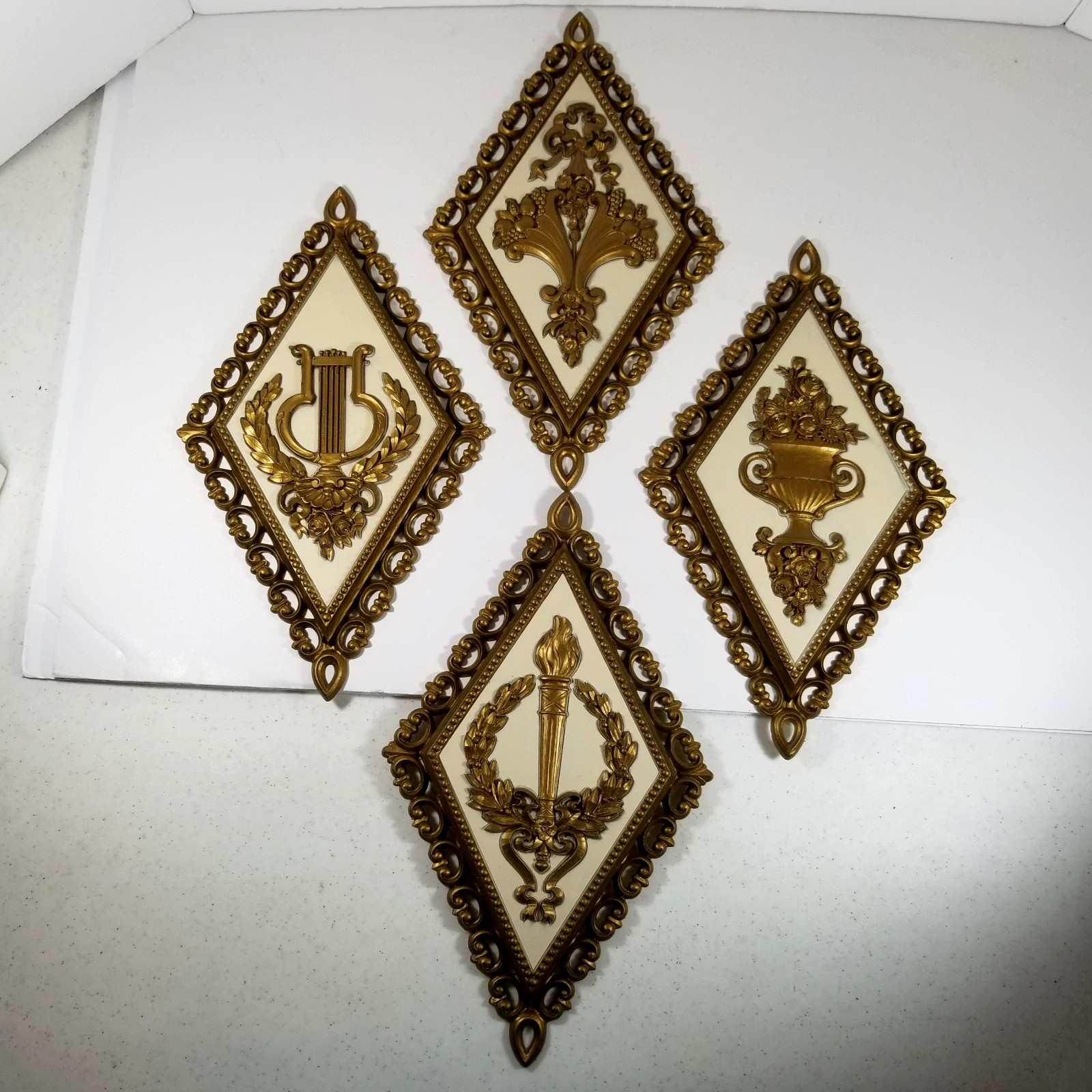 Set Of 4 1971 Homco Diamond Gold MCM Hollywood Regency Dart Wall Plaques USA