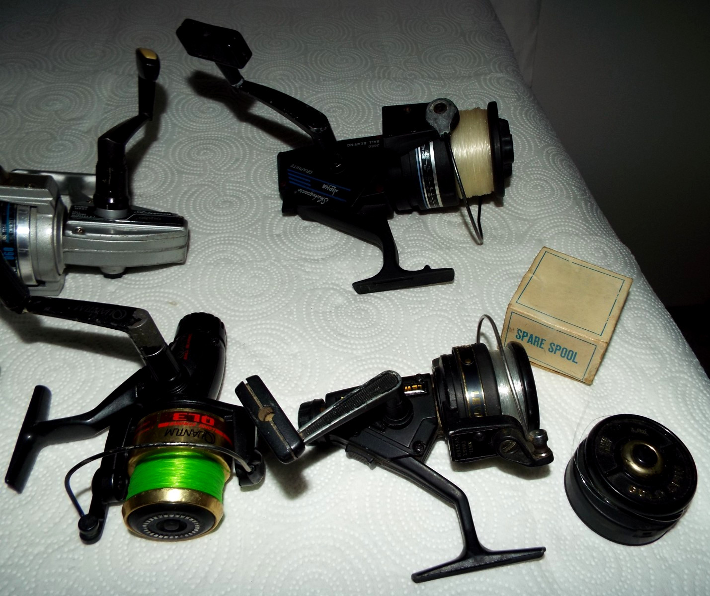 7 VINTAGE FISHING REELS WITH SOME EXTRA SPOOLS GARCIA, QUANTAM ETC.... READ!!!