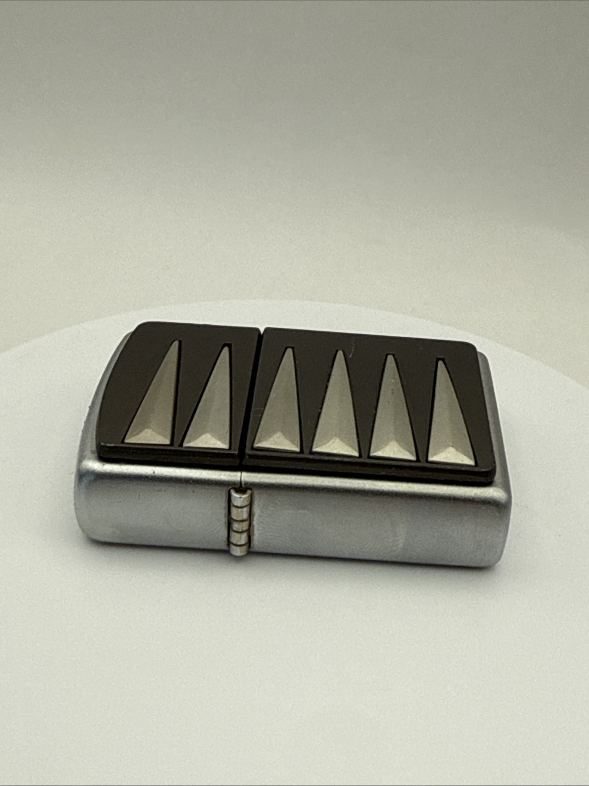 ZIPPO SILVER SPEARS LIGHTER 2002 - BNIB & RARE 389