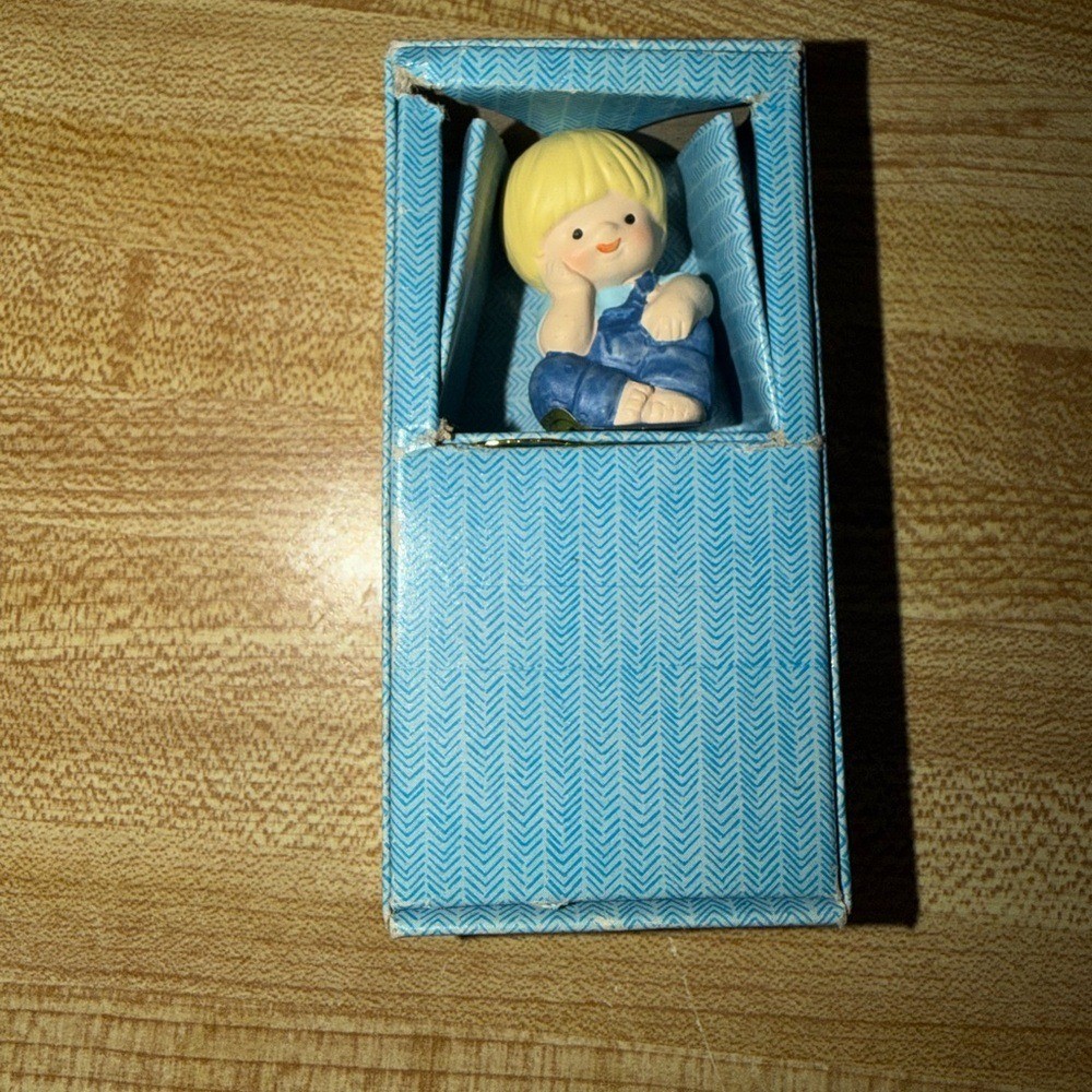 Vintage 1983 country cousins sitting boy figure knick knack trinket