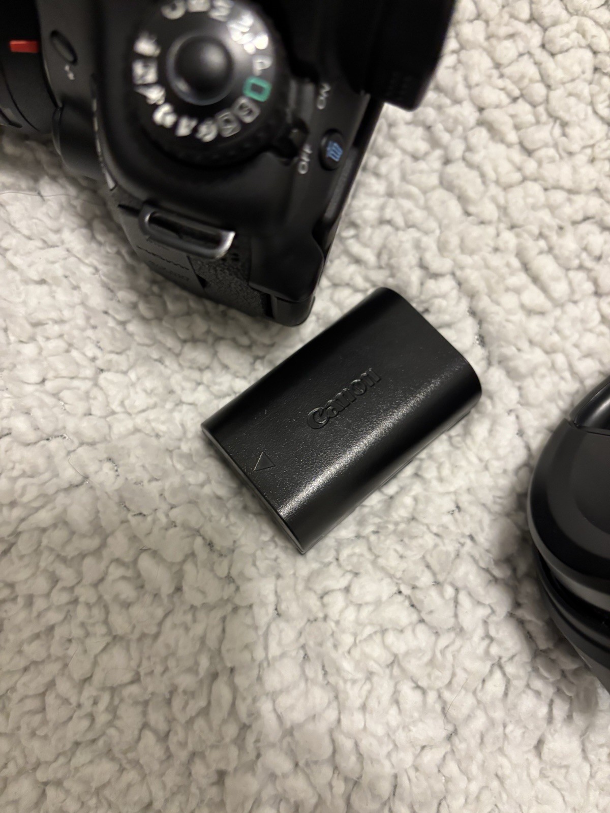 Cannon EOS 60D Bundle: 3 Lenses, Battery & Charger, Video Cords & Camera Bag.