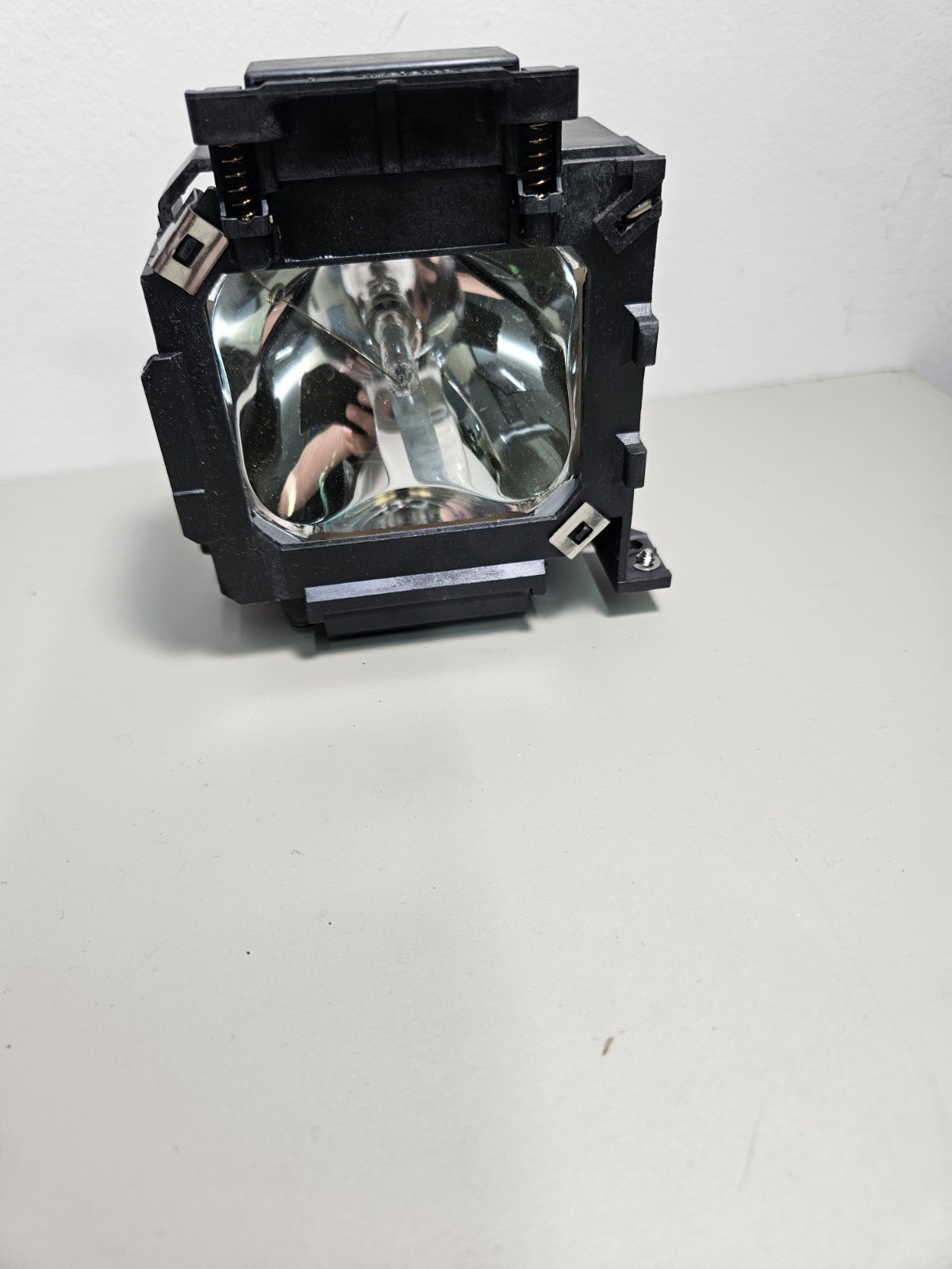 Epson ELPLP15 (V13H0L15 Projector Lamp-bulb for PowerLite 800p, 810p, 811p, 820p