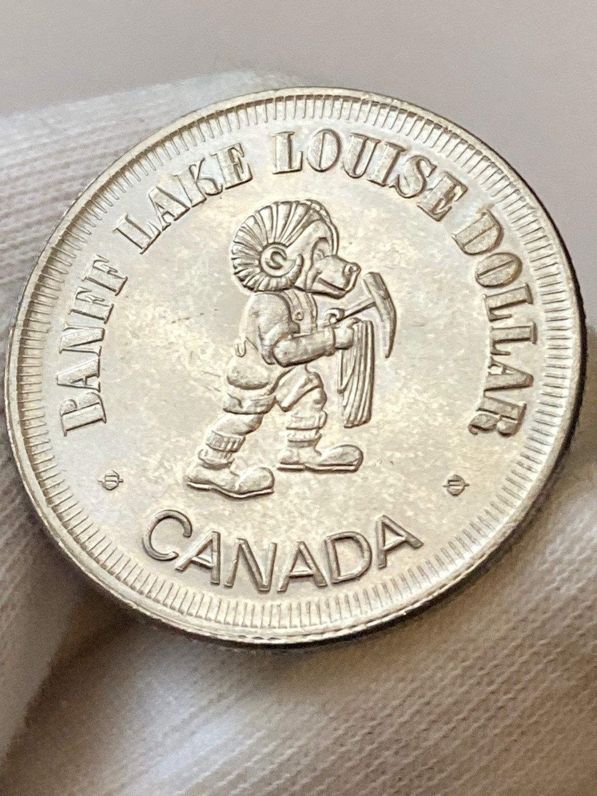 1980 Canada Banff Lake Louise Dollar Lake Minnewanka low mintage - As Struck