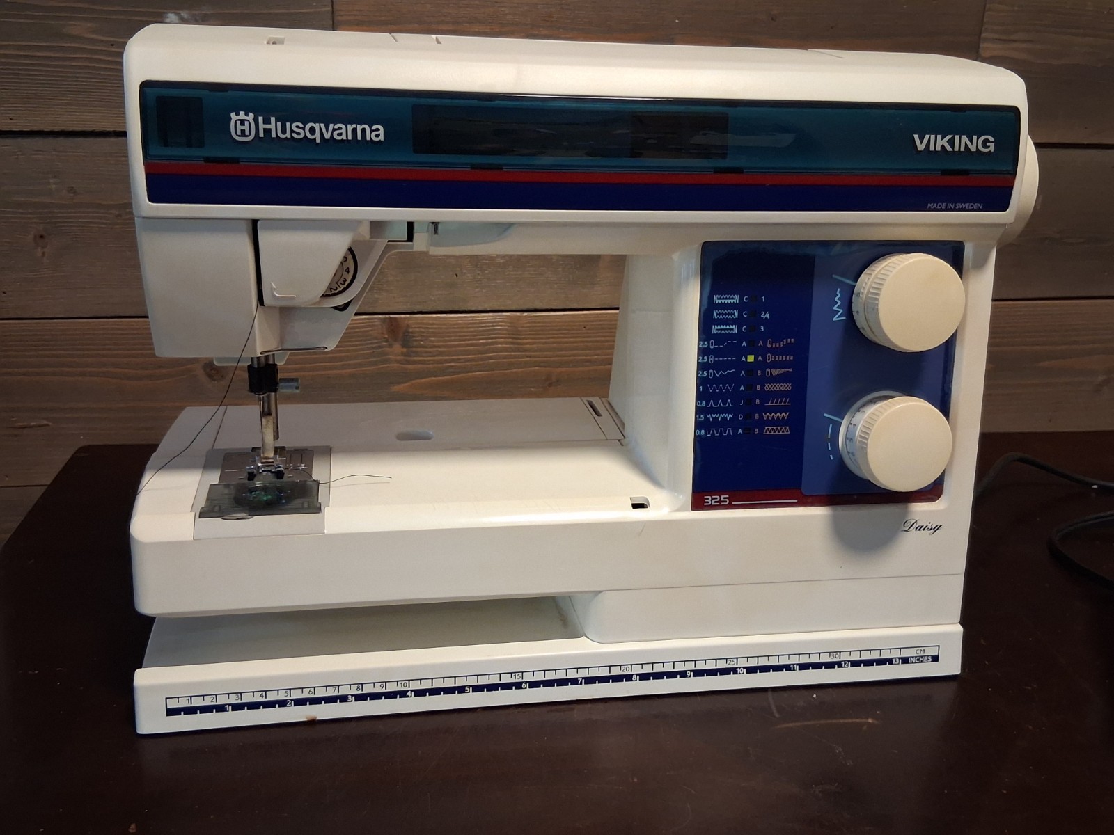 Husqvarna Viking Daisy 325 Embroidering Sewing Machine Type S2
