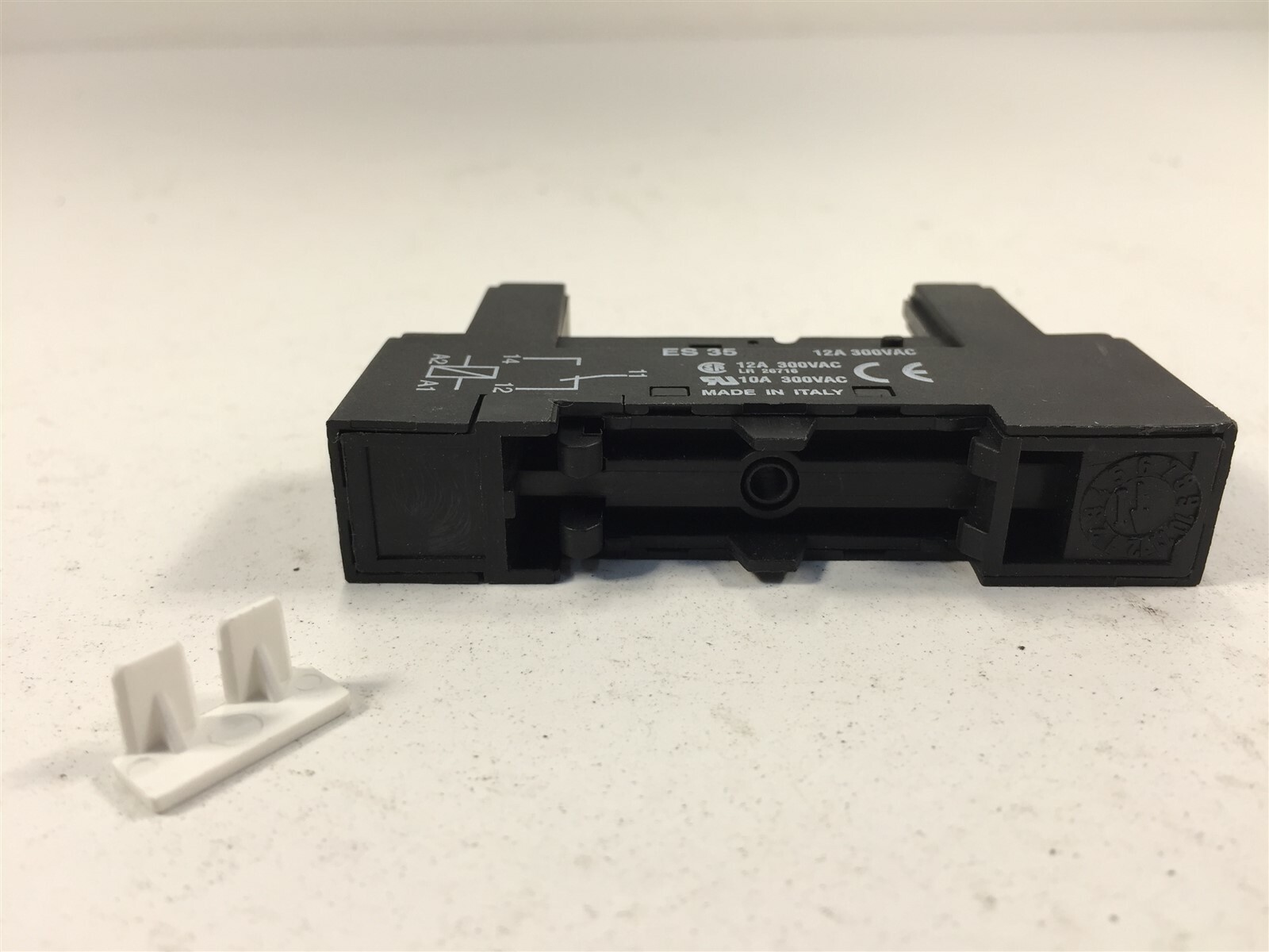 (1) NTE R95-130 5−Pin Slim Line Socket