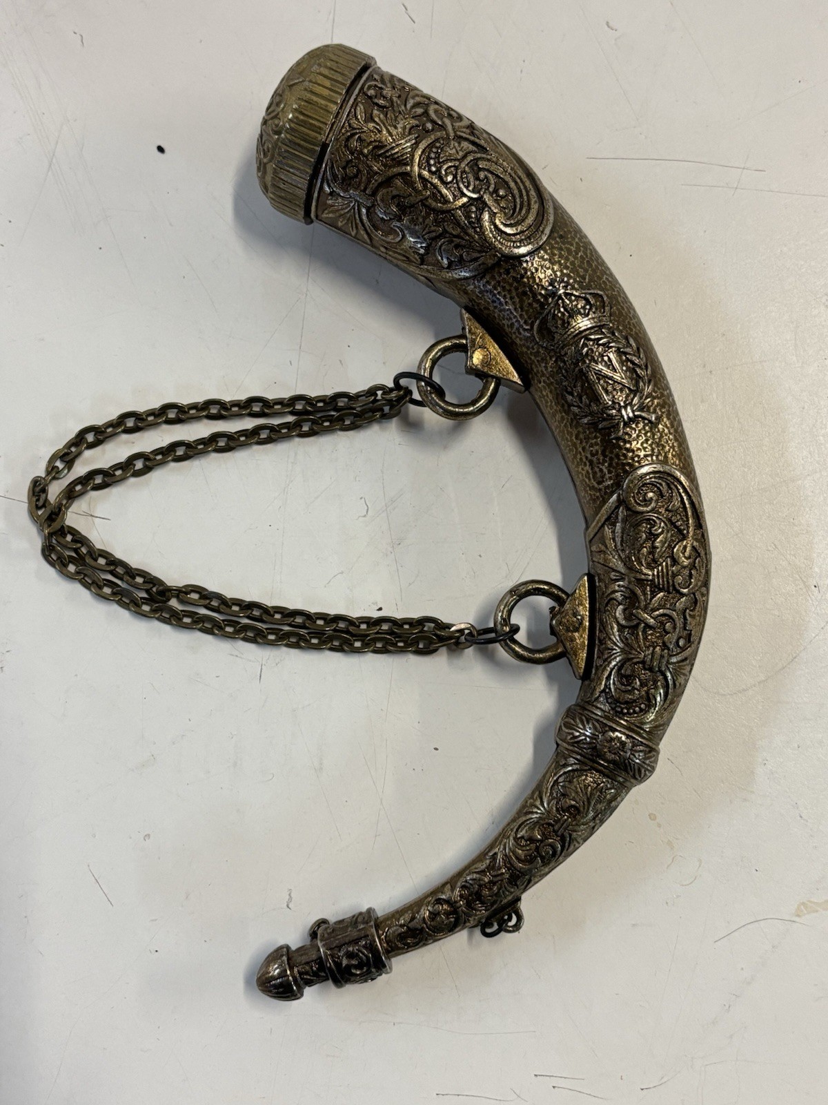 VTG BRASS METAL BLACK POWDER HORN, VERY HEAVY, COMPLETE W/ CHAIN & COVER