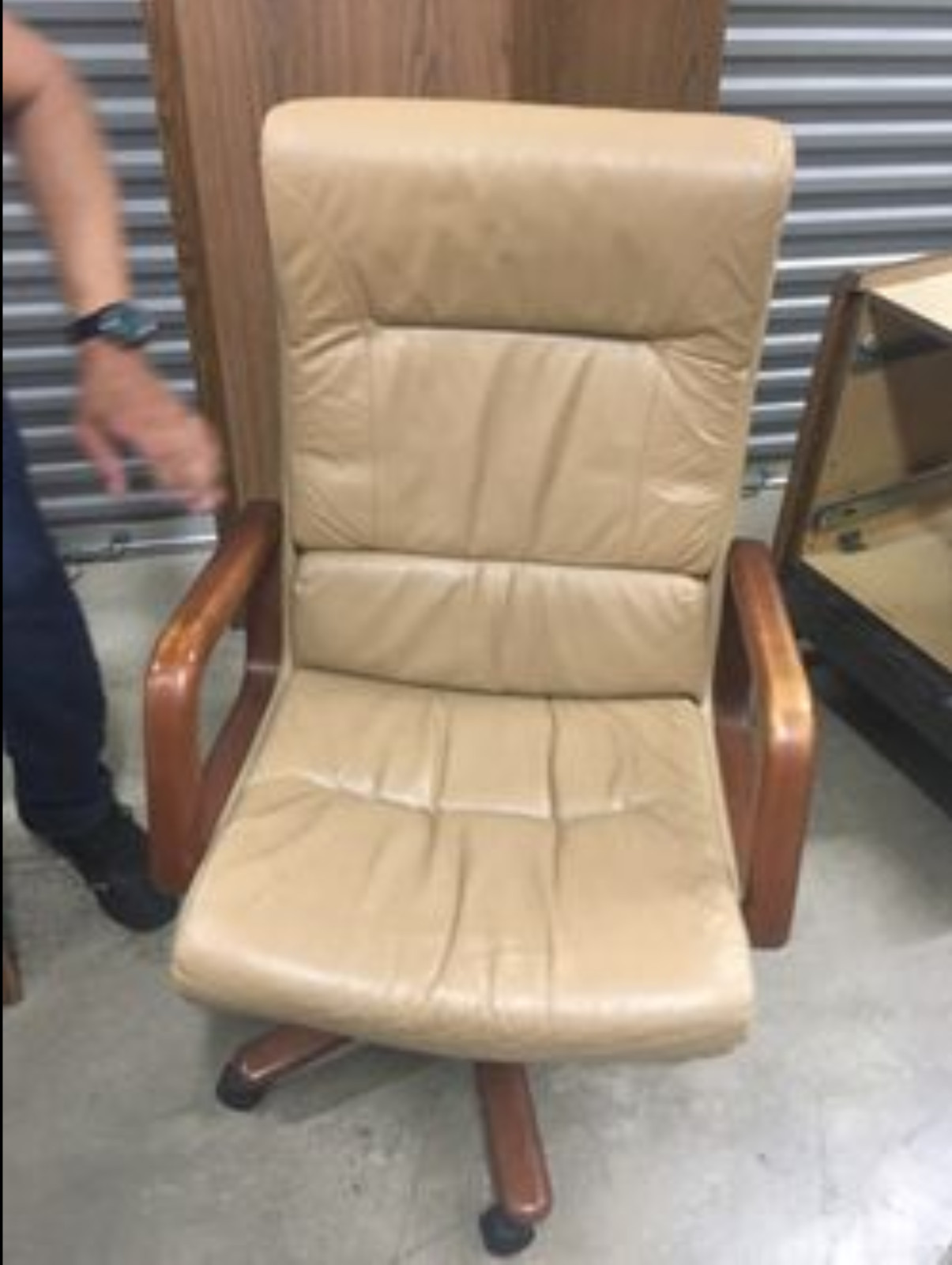 BEIGE LEATHER RECLINING & ROLLING HIGH BACK EXECUTIVE OFFICE CHAIR