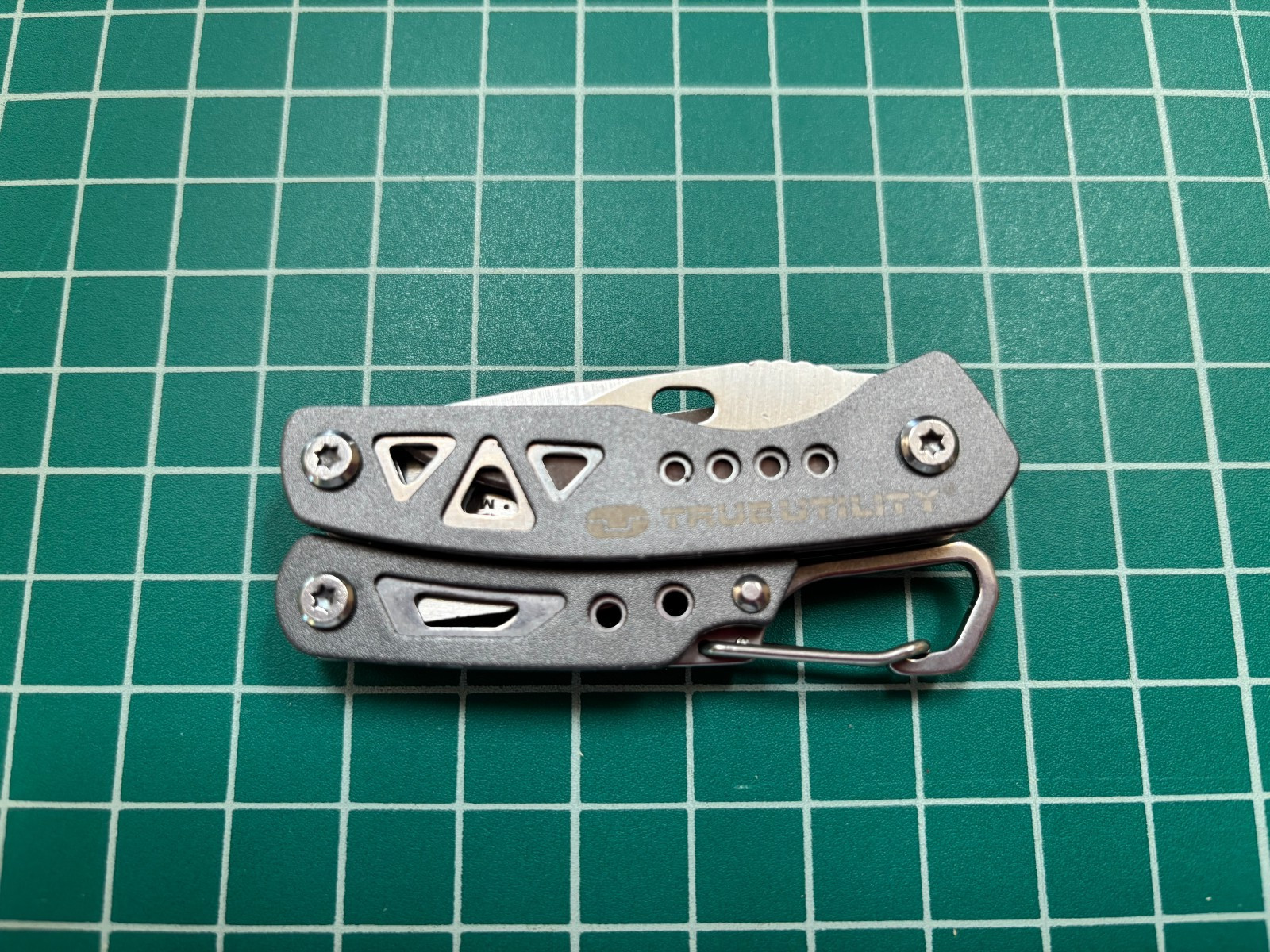 NEW!! TRUE UTILITY MULTI TOOL - COMPACT AND FOLDABLE - KEYRING HOOK !!!!!!!!!!!!