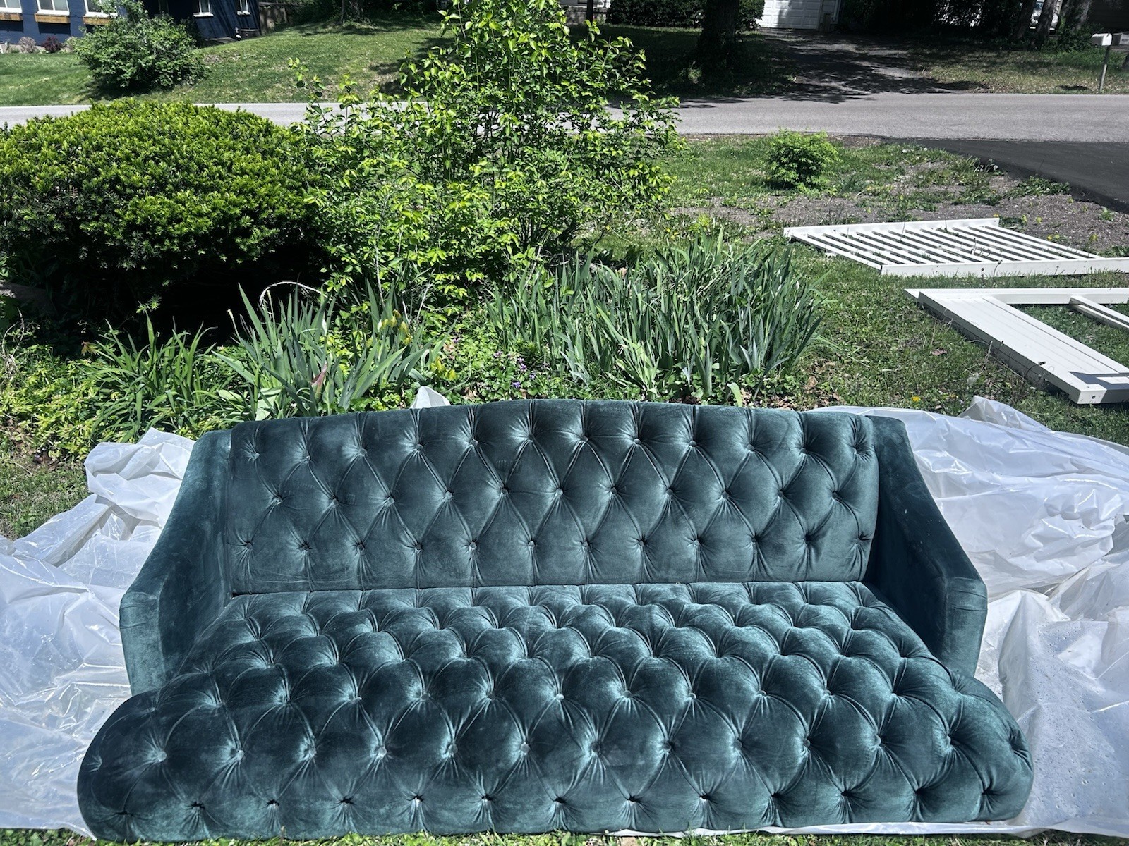 Generic Green Tufted Velvet 3-Seat Sofa with Wooden Legs, Contemporary Style