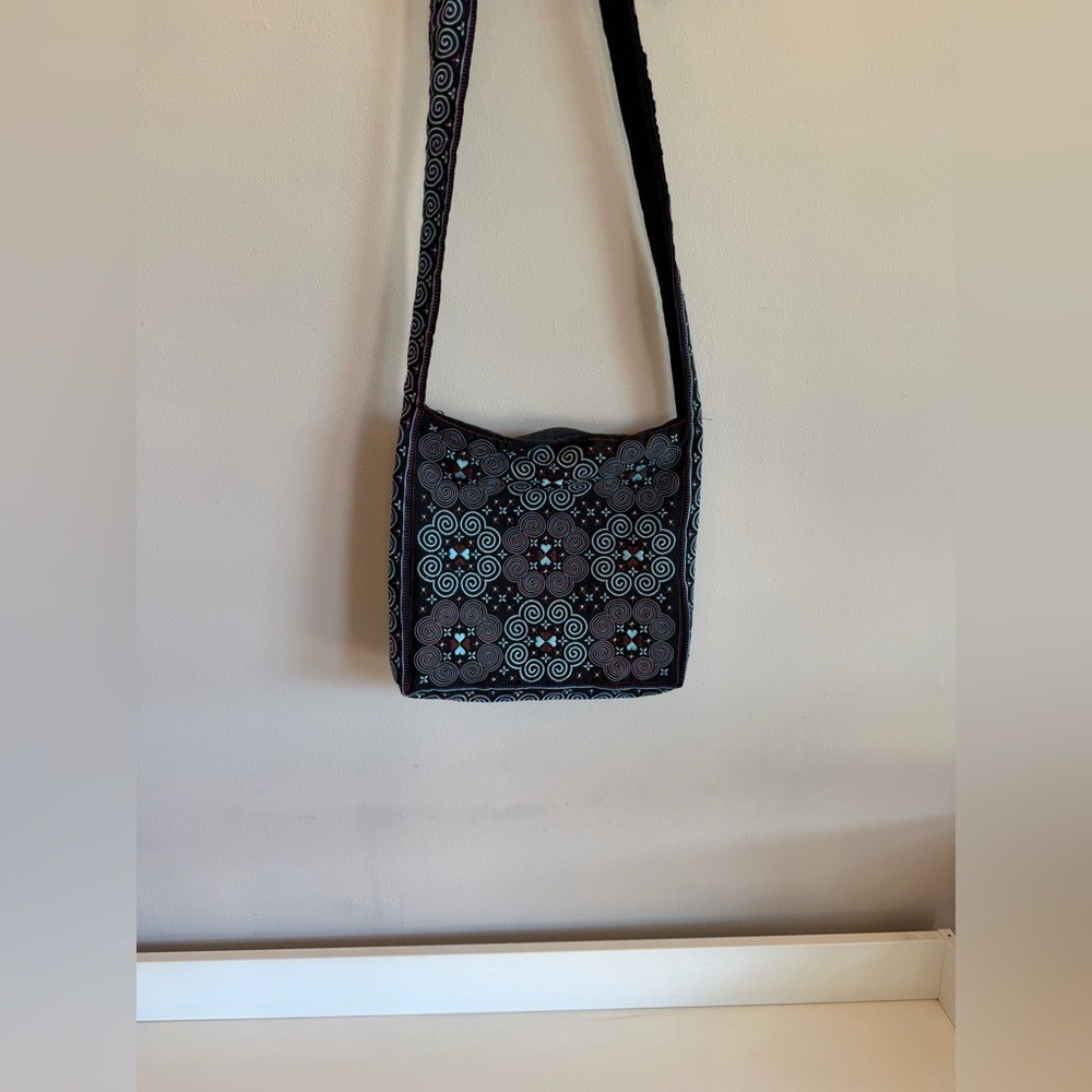 Elegant Black and Gray Patterned Shoulder Bag