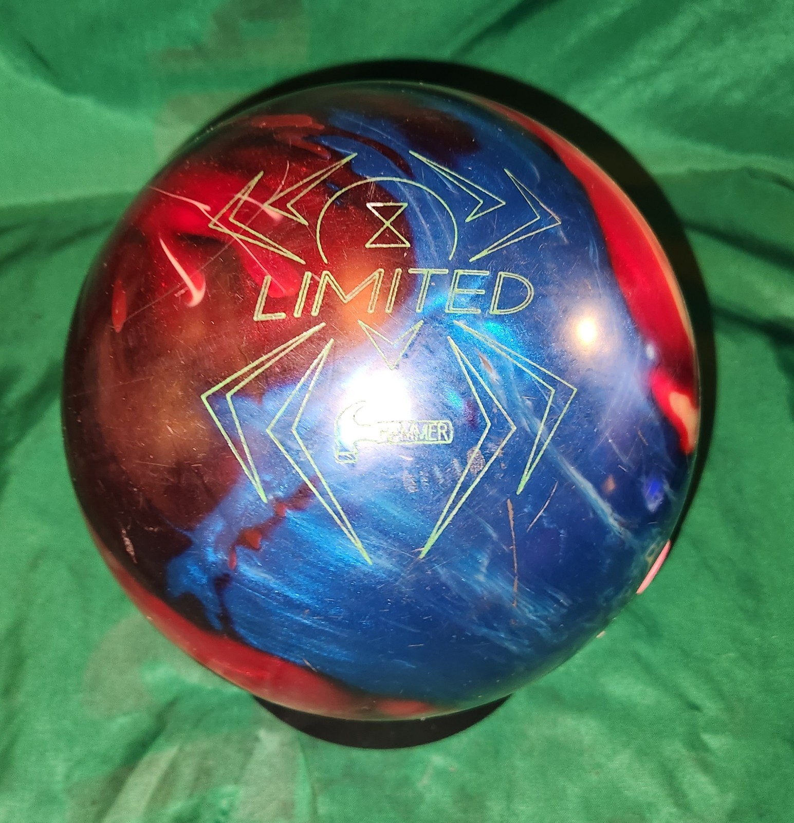 Hammer Black Widow Limited Bowling Ball 15#  Preowned Span 3 7/8" Lefty