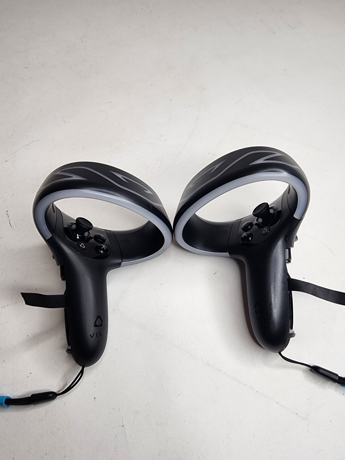 HTC Vive Cosmos Controllers Set – Left & Right – OEM – Tested 2Q3Z200 / 2Q3Z100