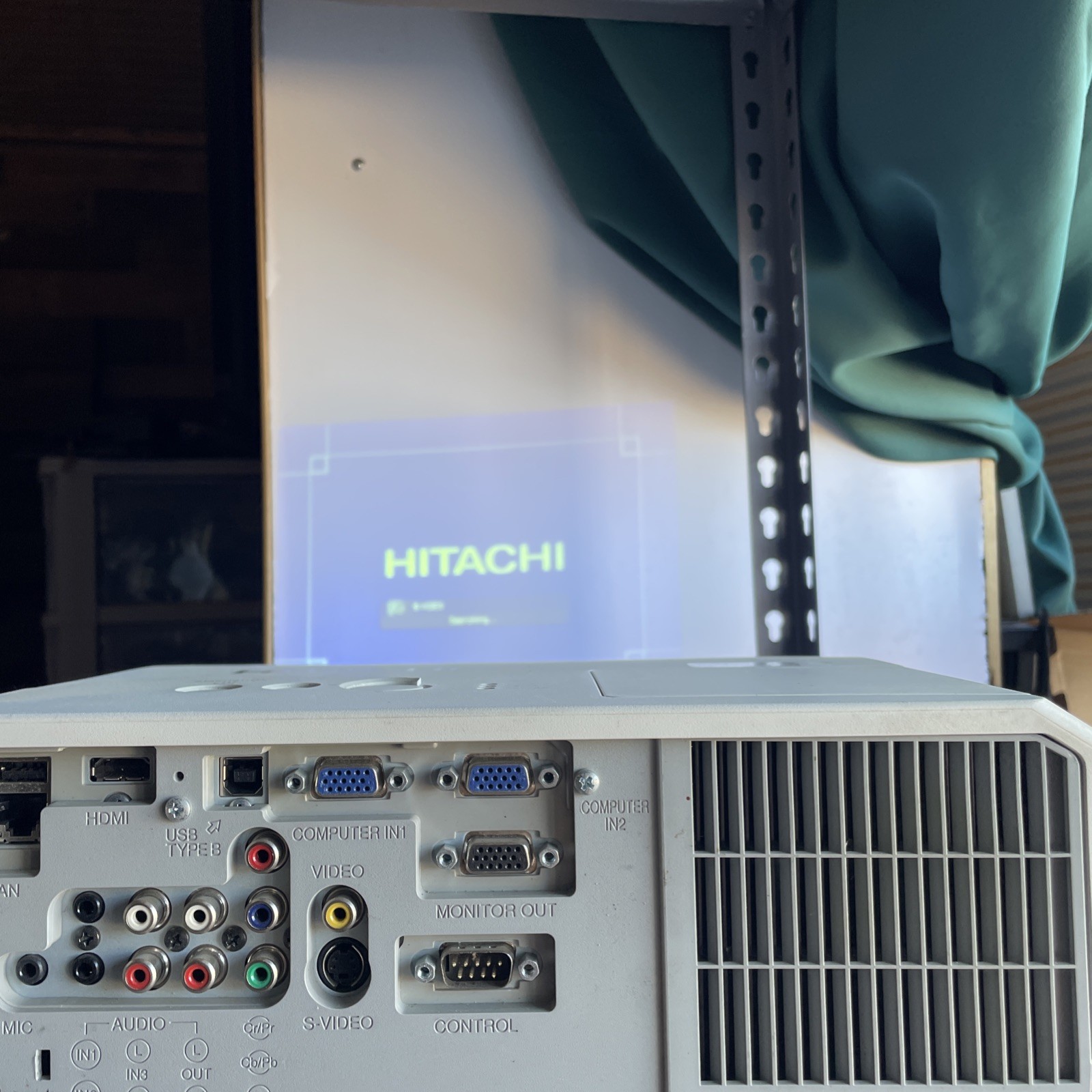 HITACHI CP-x2011N