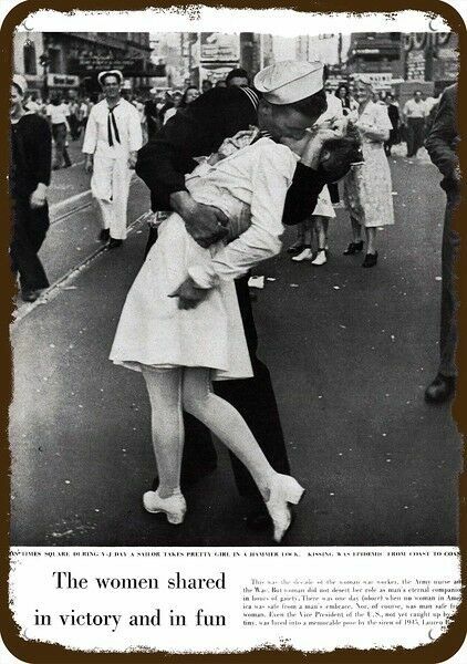 1945 NAVY SAILOR KISSES NURSE on V-J DAY Vint-Look DECORATIVE REPLICA METAL SIGN