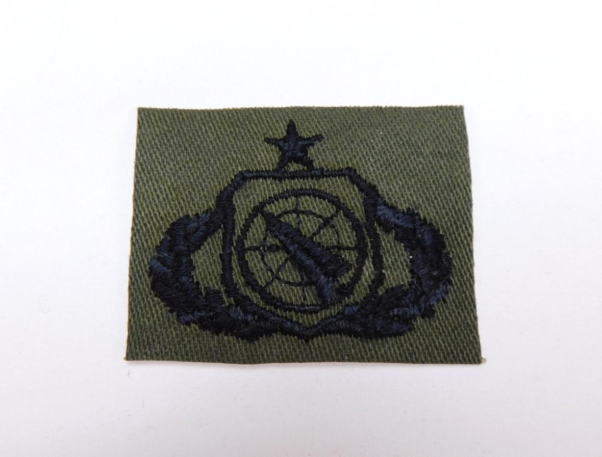US Air Force Senior Weapons Controller Badge Cloth OD Green Patch Sew On