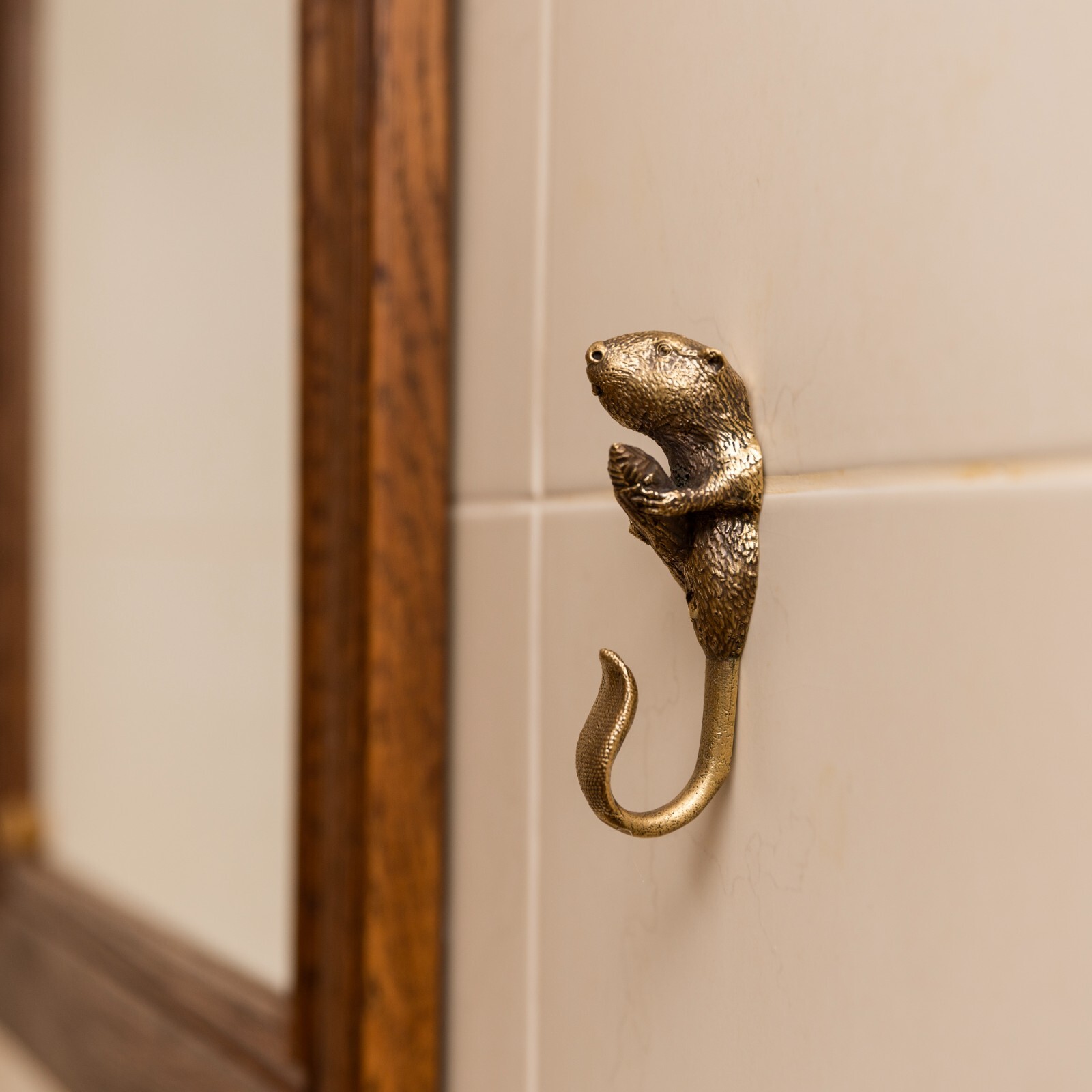 Brass beaver-shaped wall hook, sturdy decorative hook. Wall hooks unique
