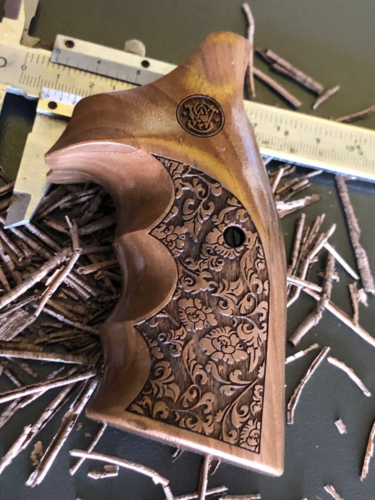 Smith & Wesson Turkish Walnut Wood Grips for K/L Frame Round Butt. Floral. S&W
