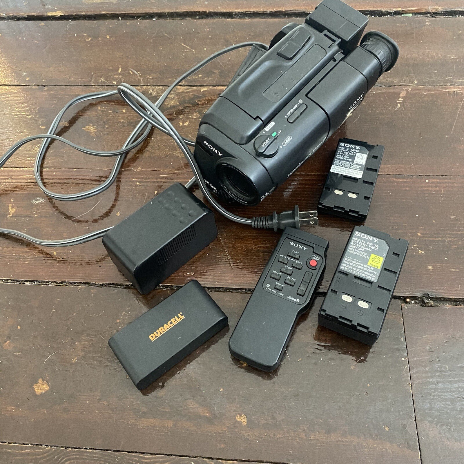 Sony CCD-TR83  Stereo 8mm Video8 Camcorder *FOR PARTS OR REPAIR ONLY*