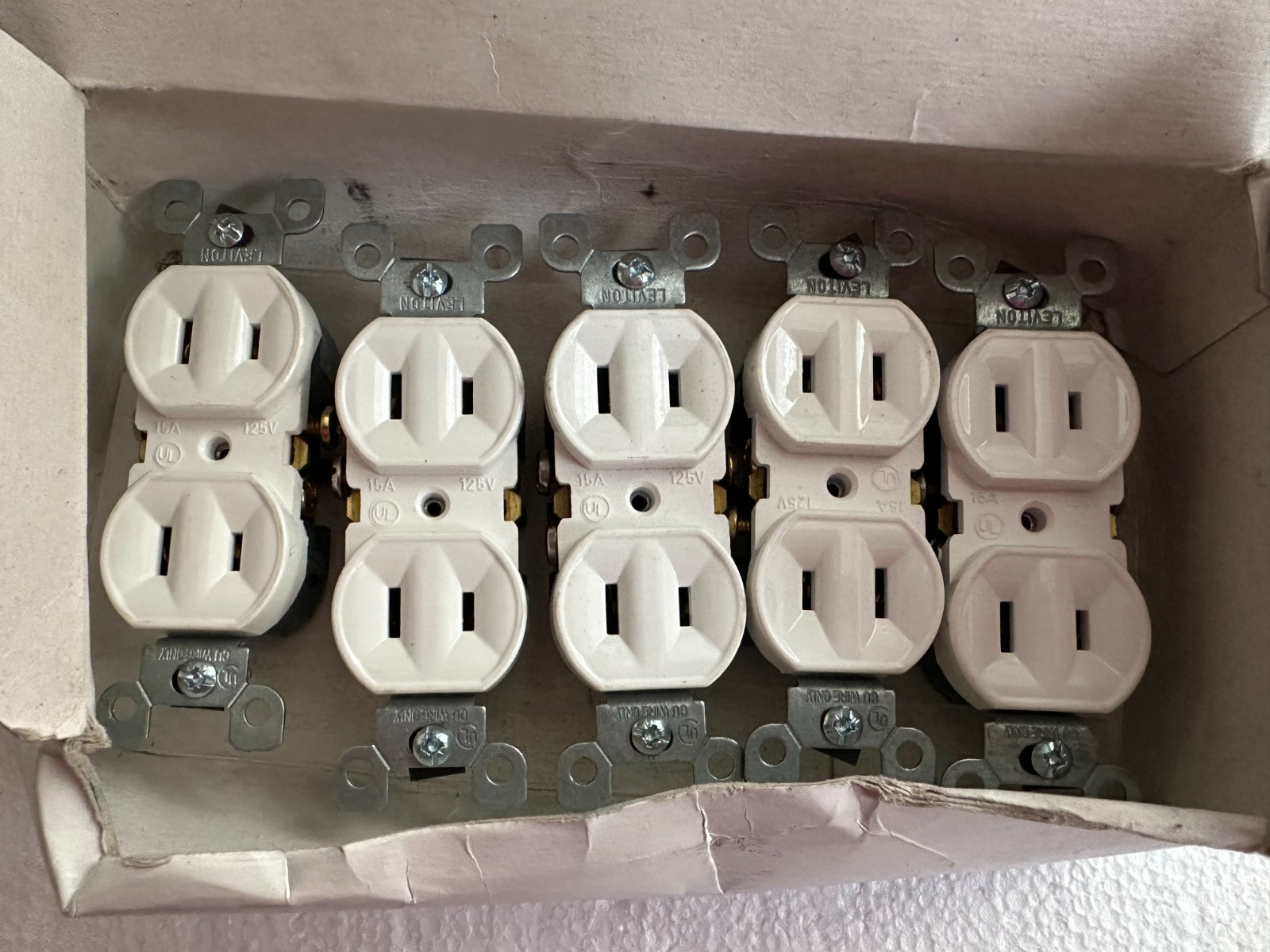 Leviton 008-223 Duplex Receptacle Outlet 15Amp 125V White