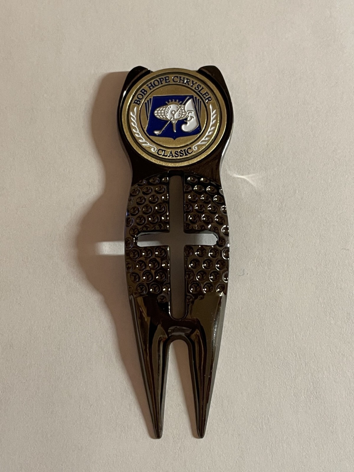 Bob Hope Chrysler Classic Crosshairs Divot Tool & 1" Coin Style Golf Marker