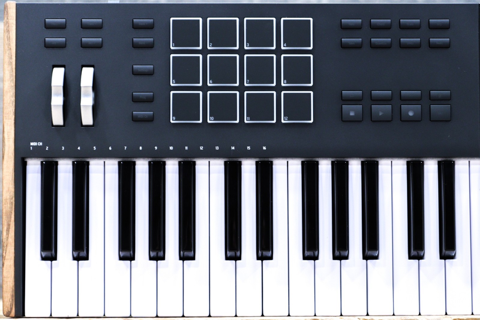Arturia KeyLab 61 Mk3 Universal MIDI Controller 61-Note Semi-Weighted w/Box