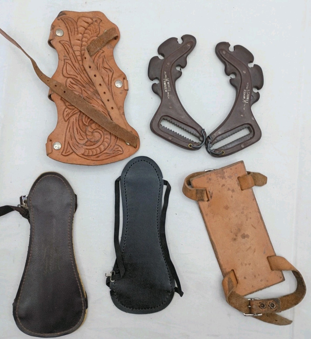 LOT OF VINTAGE ARCHERY, KWIKEE KWIVER, CLAMP ON QUIVER  RECURVE, ACME, 4 GUARDS