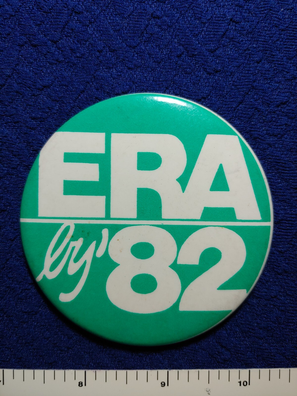 BY 1982 WOMEN EQUAL RIGHTS AMENDMENT ERA CAUSE POLITICAL PINBACK BUTTON