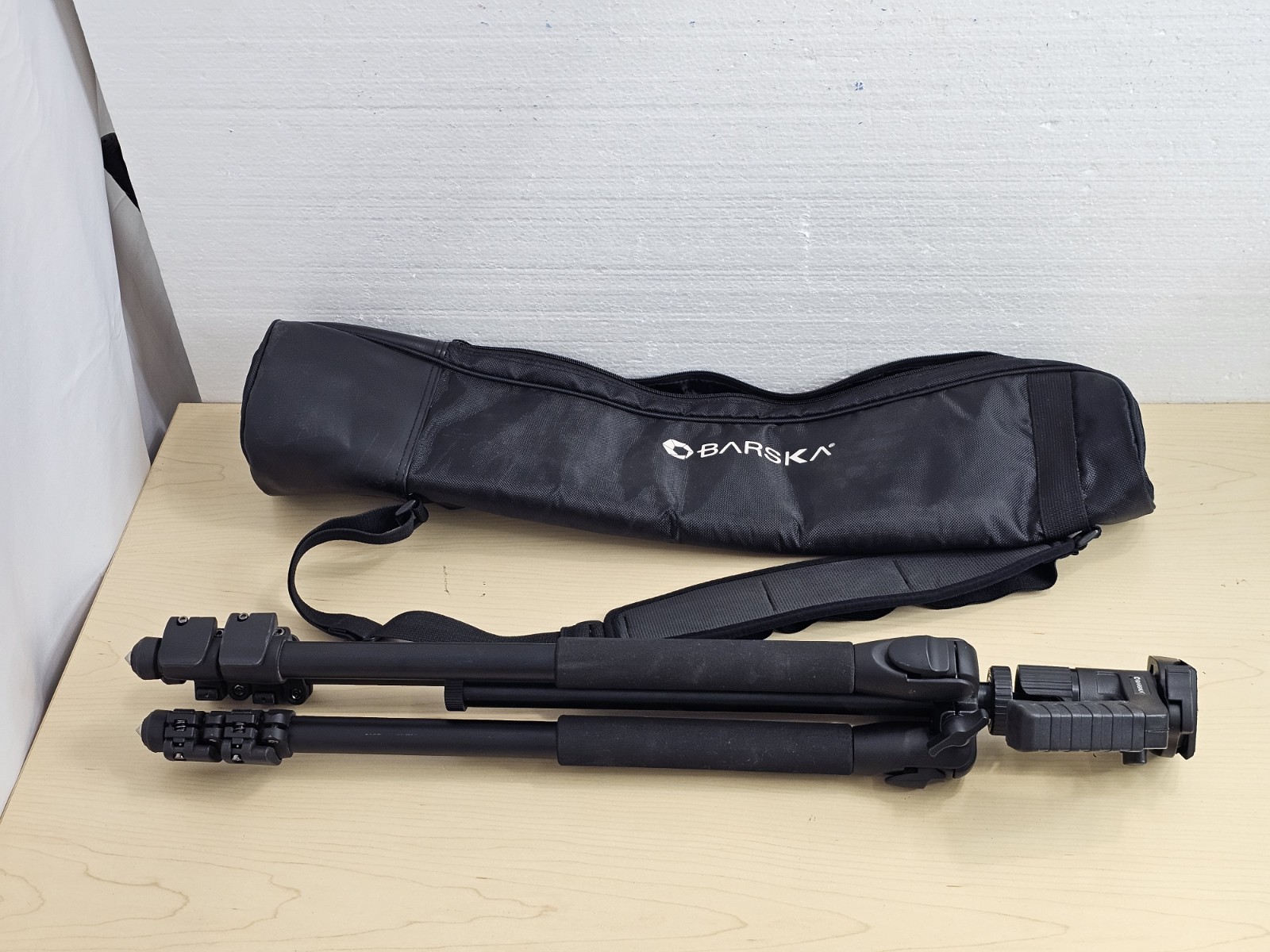 Barska Pistol Grip Head Tripod With Carrying Case Used