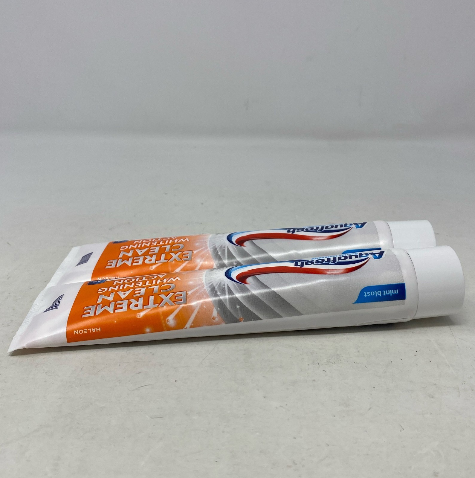 Aquafresh Extreme Clean Whitening Action Fluoride (Toothpaste for Cavity 2)
