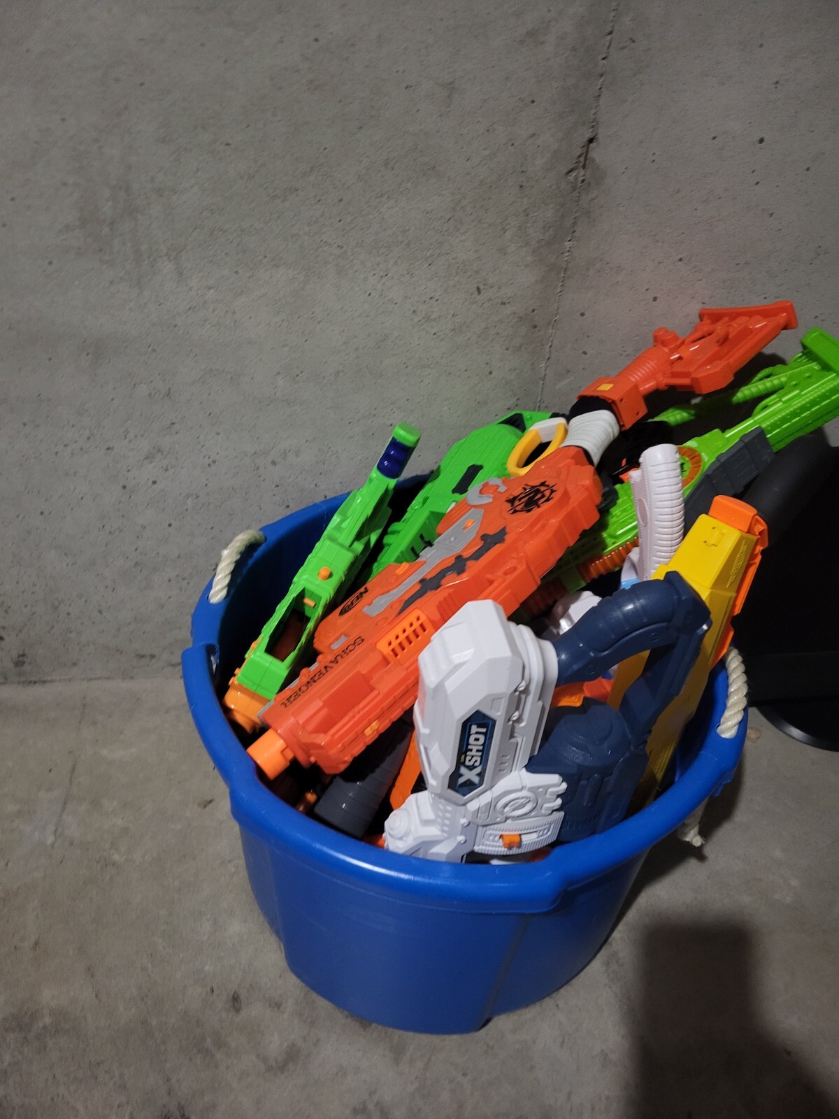 Box of 15 nerf guns with magazines, parts and darts