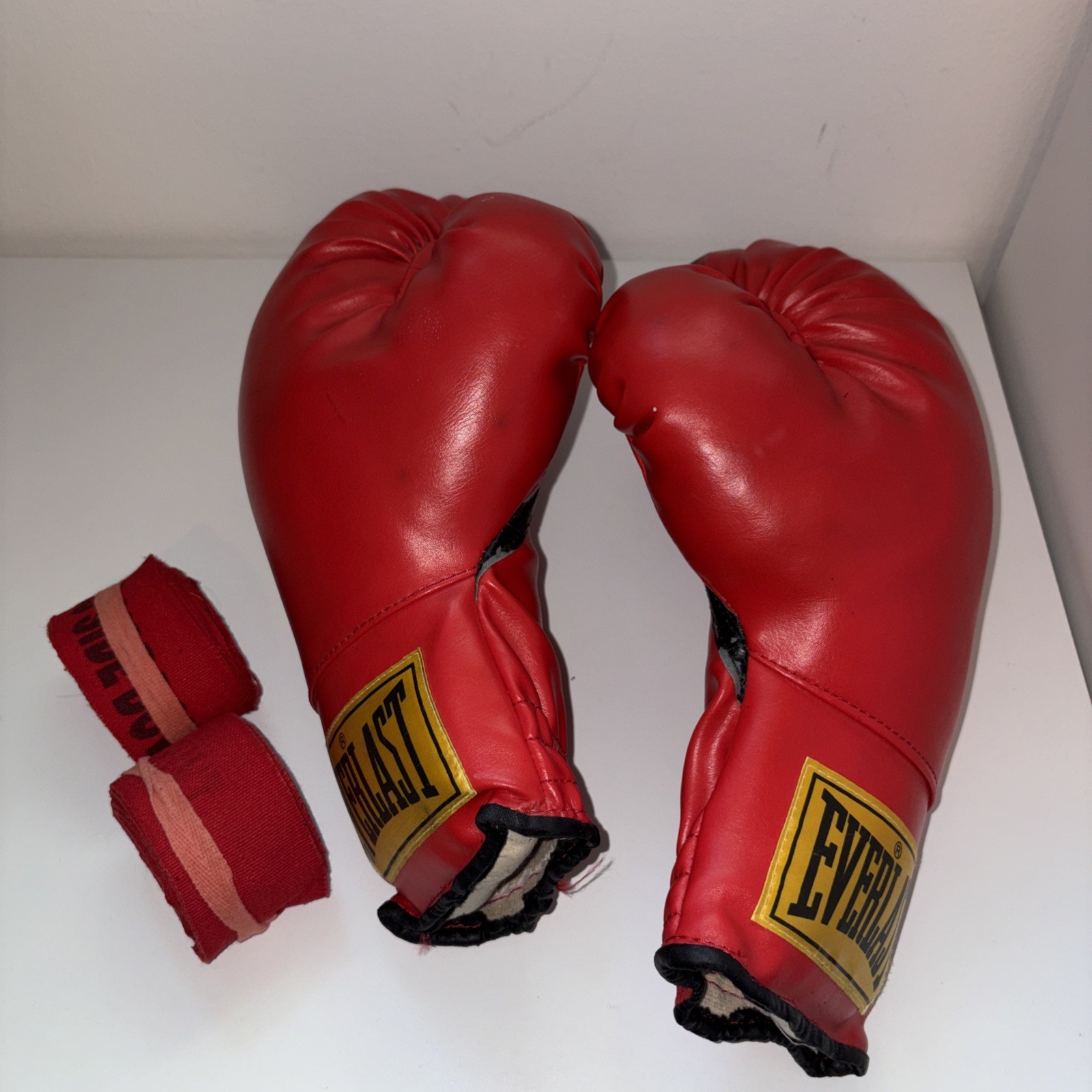 Everlast 16oz Laceless Boxing Gloves - Red