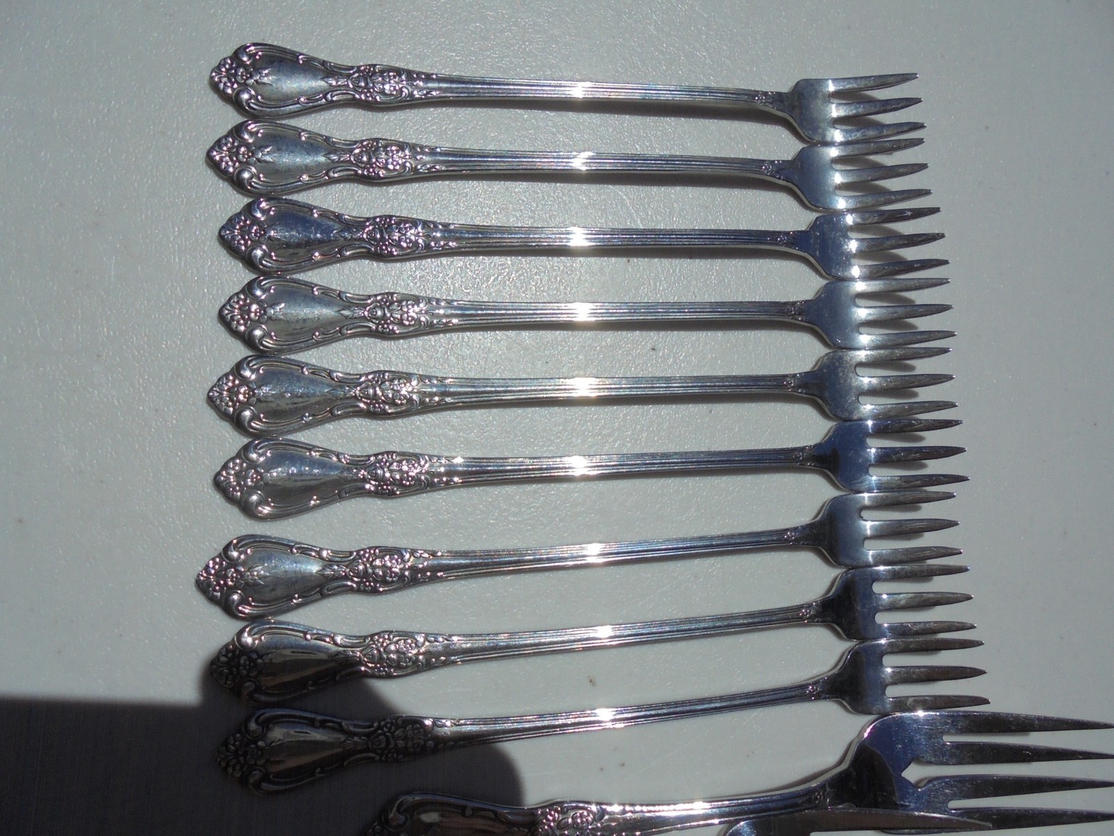 27 Pcs Oneida Distinction Deluxe Kennett Square Stainless Flatware