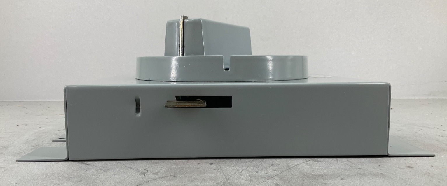 NEW G.E. TKMR1B ROTARY INTERGRAL HANDLE TKM BREAKERS VERTICAL MNT BLUE IND PLATE