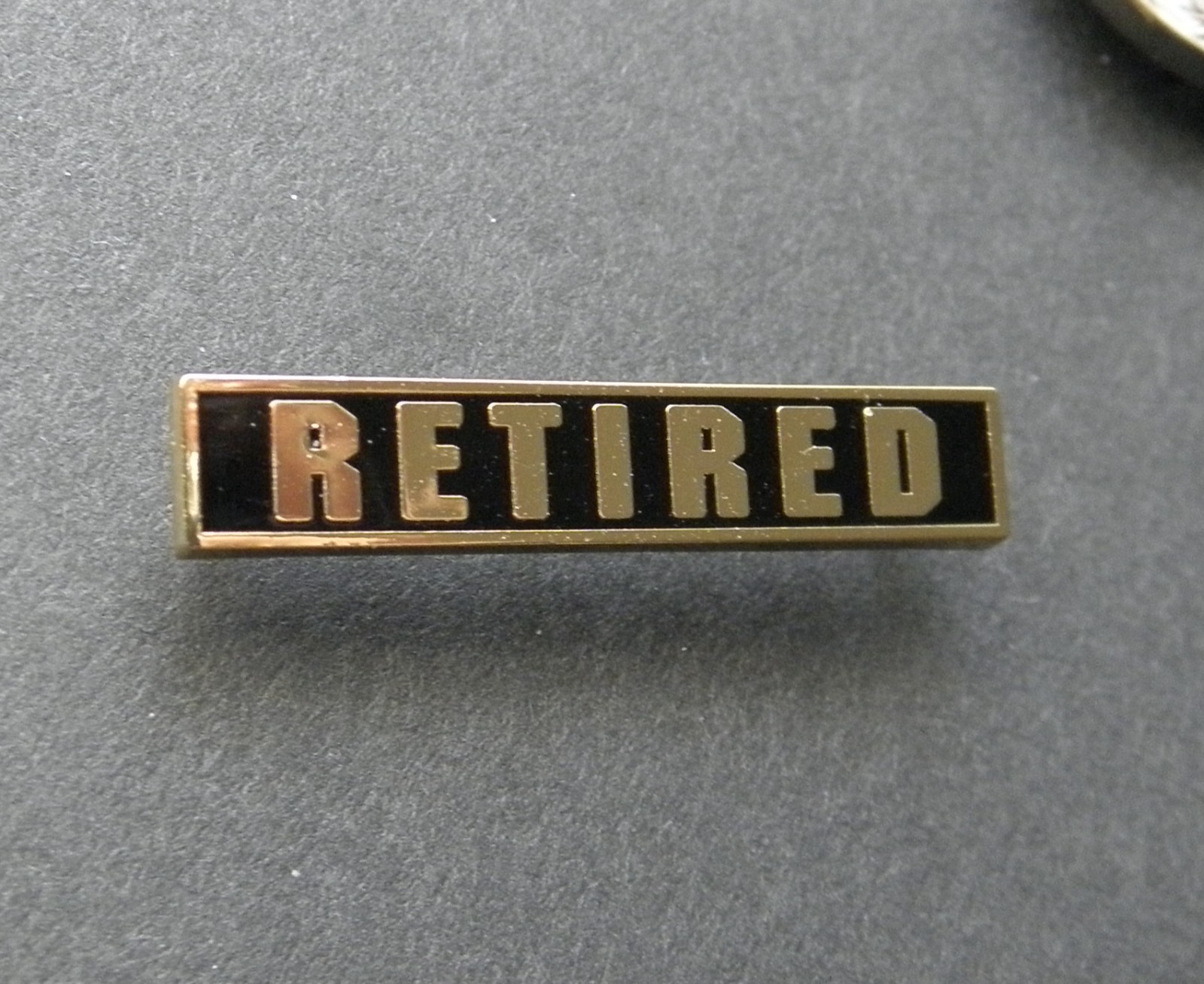 ARMY US ARMY RETIRED VETERAN SCRIPT TAB LAPEL PIN BADGE 1.25 INCHES