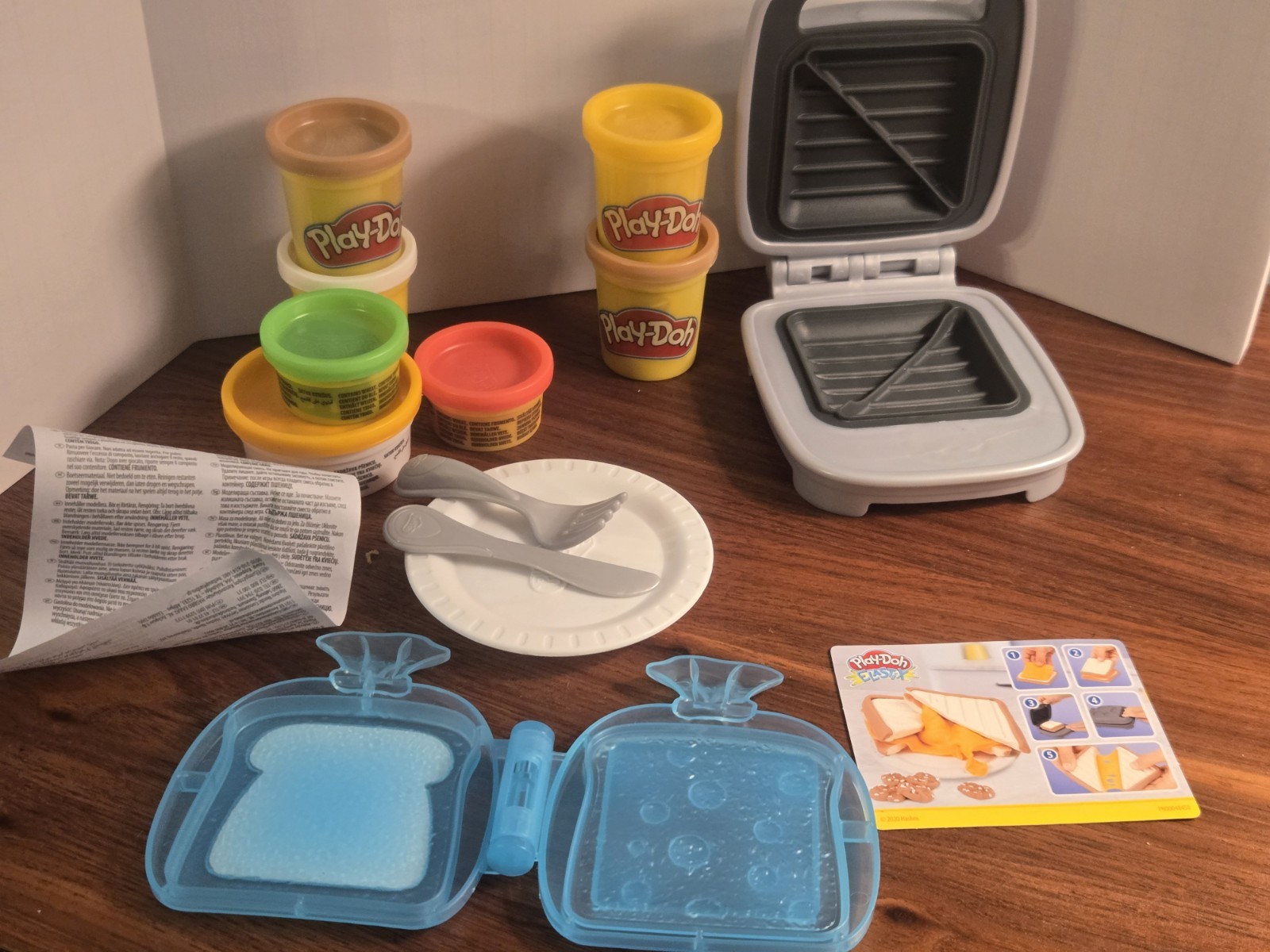 Cheesy Sandwich PlaySet Kitchen Creations by Play-Doh Sandwich maker