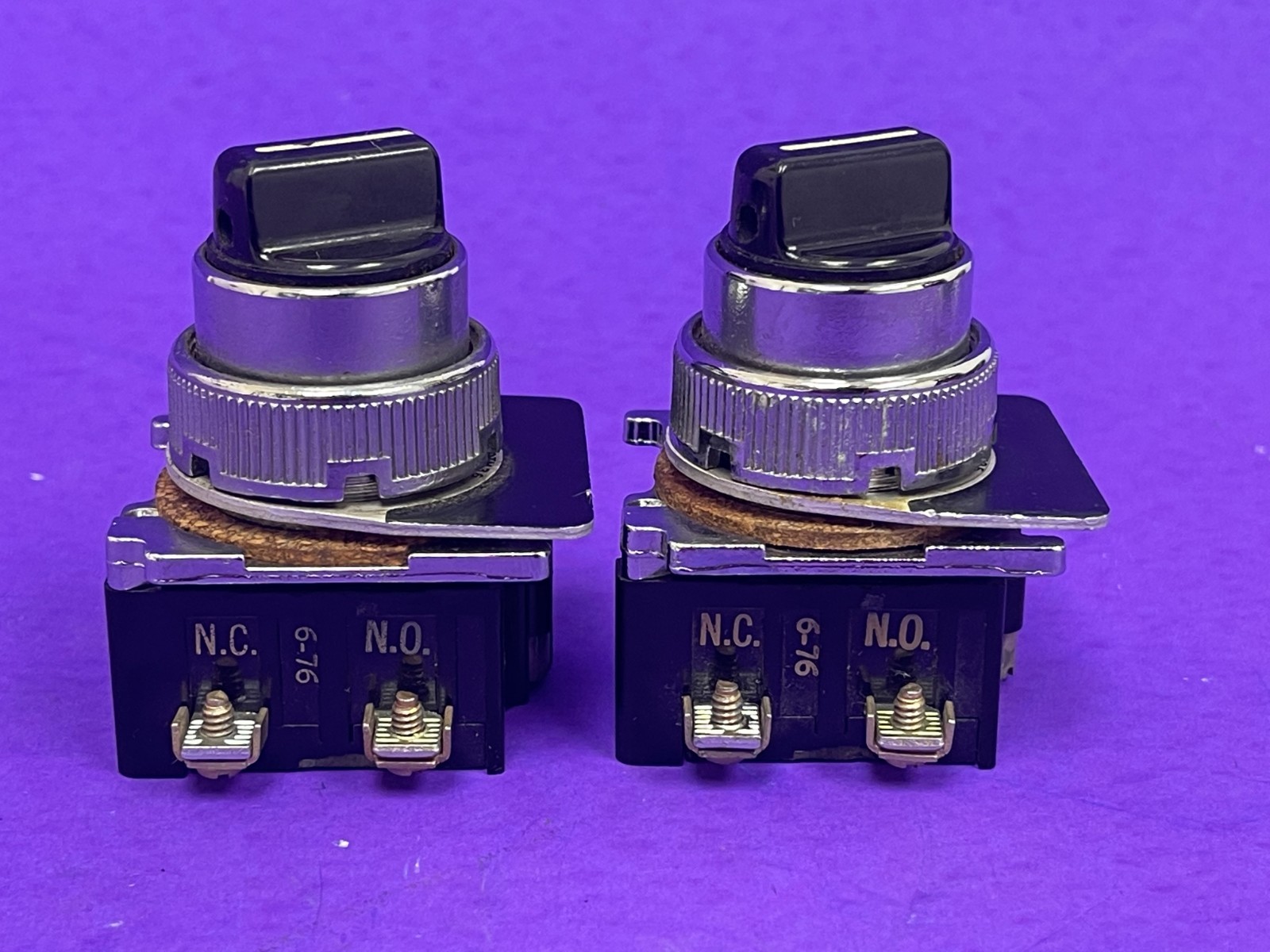 Cutler Hammer 2-Position Maintained Selector Switch w/ 1NO-1NC [Lot of 2]